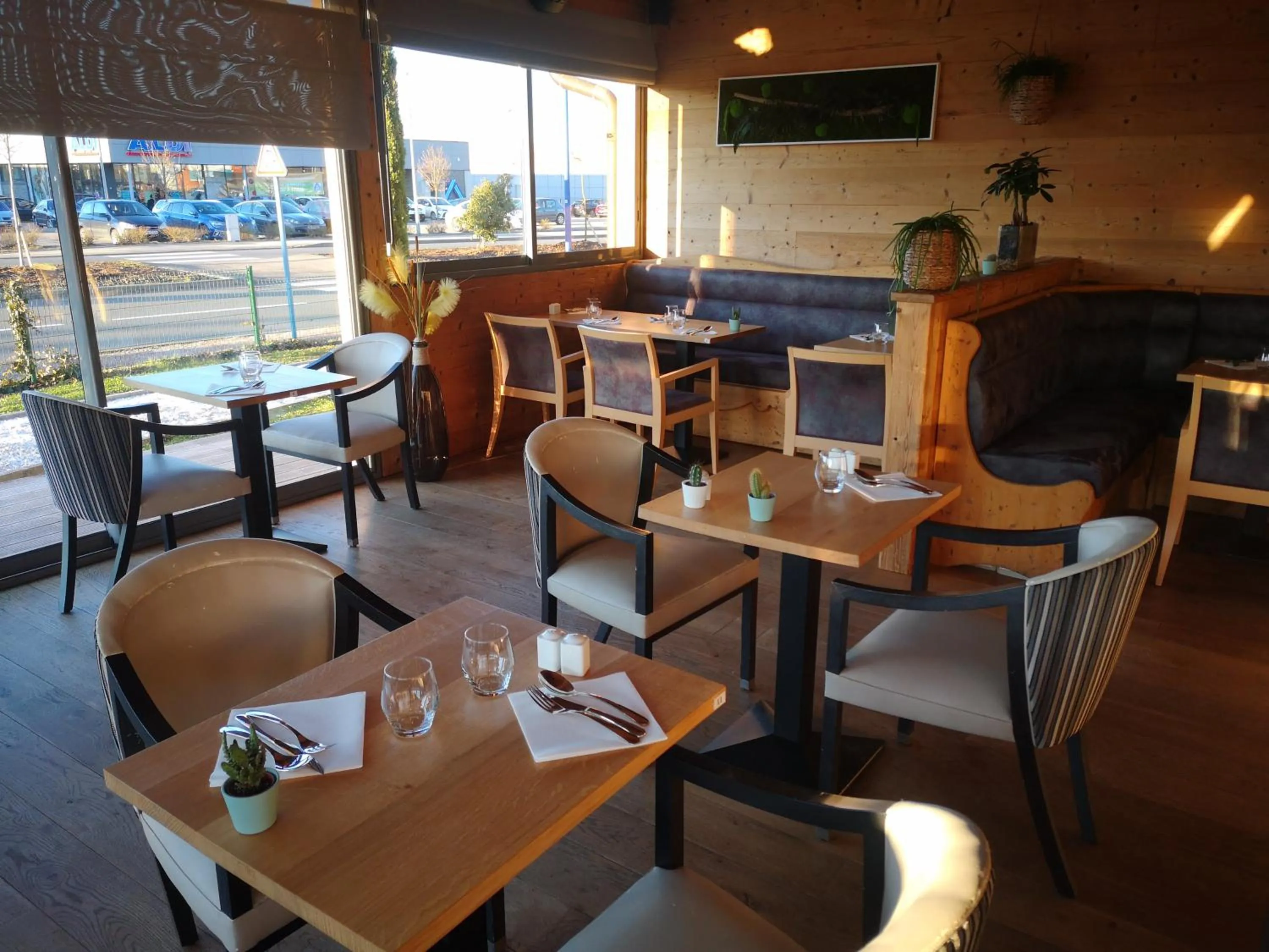 Restaurant/places to eat in Le Konine - Hotel & Bar & Restaurant