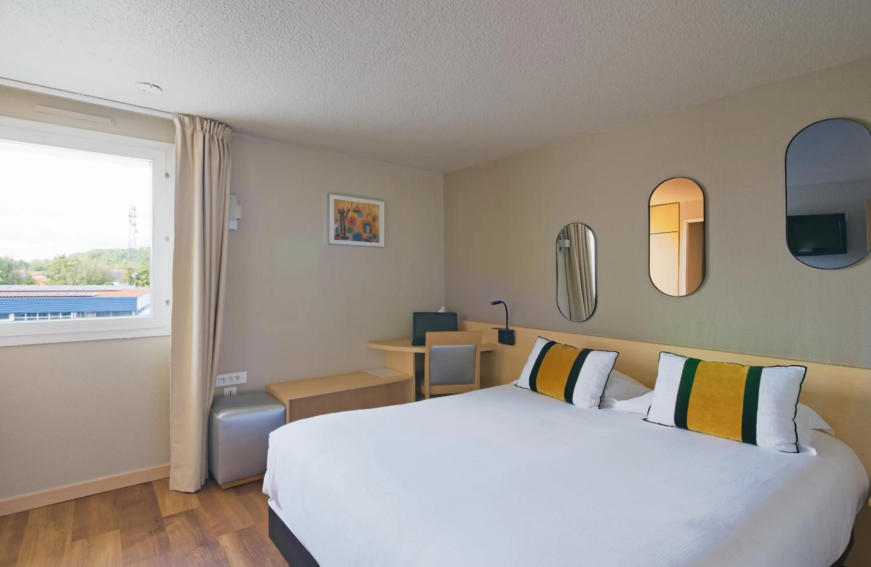 Bedroom, Bed in Le Konine - Hotel & Bar & Restaurant