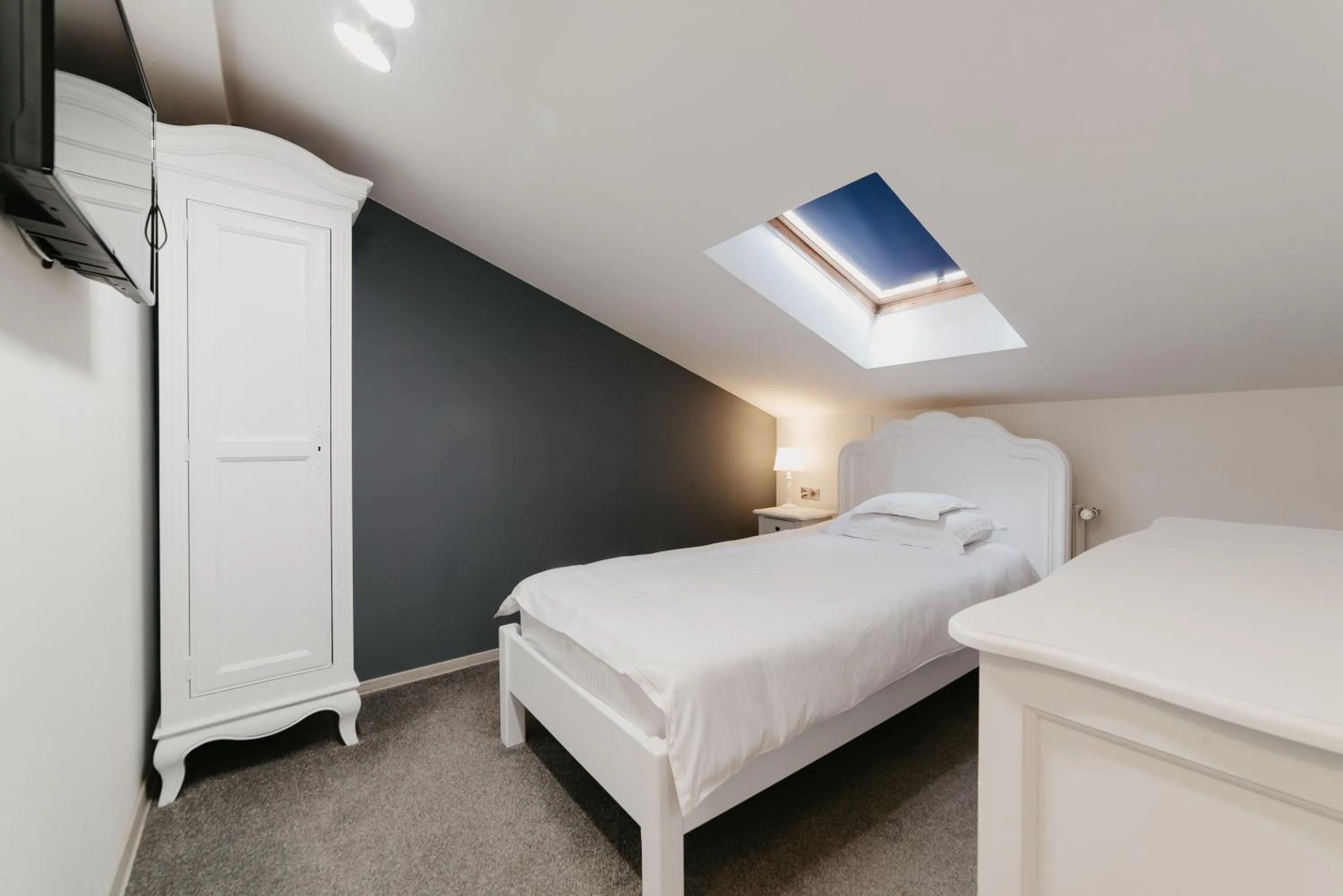 Photo of the whole room, Bed in Meteor Central