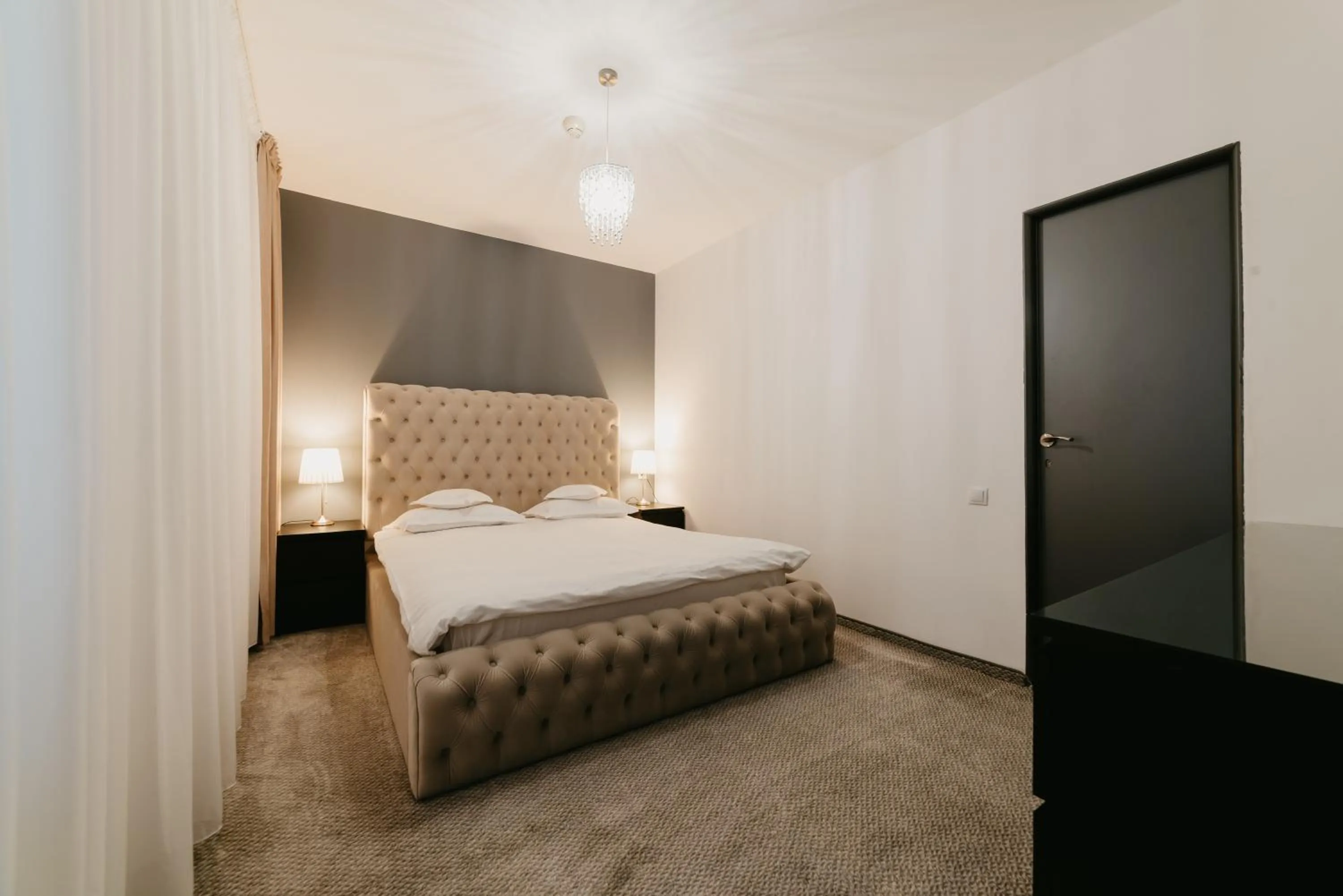 Photo of the whole room, Bed in Meteor Central