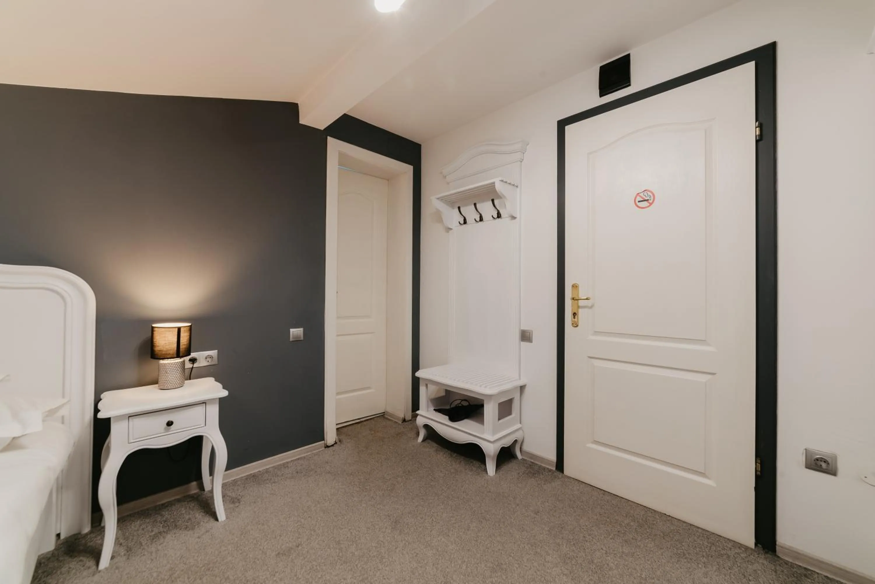 Photo of the whole room, Bed in Meteor Central