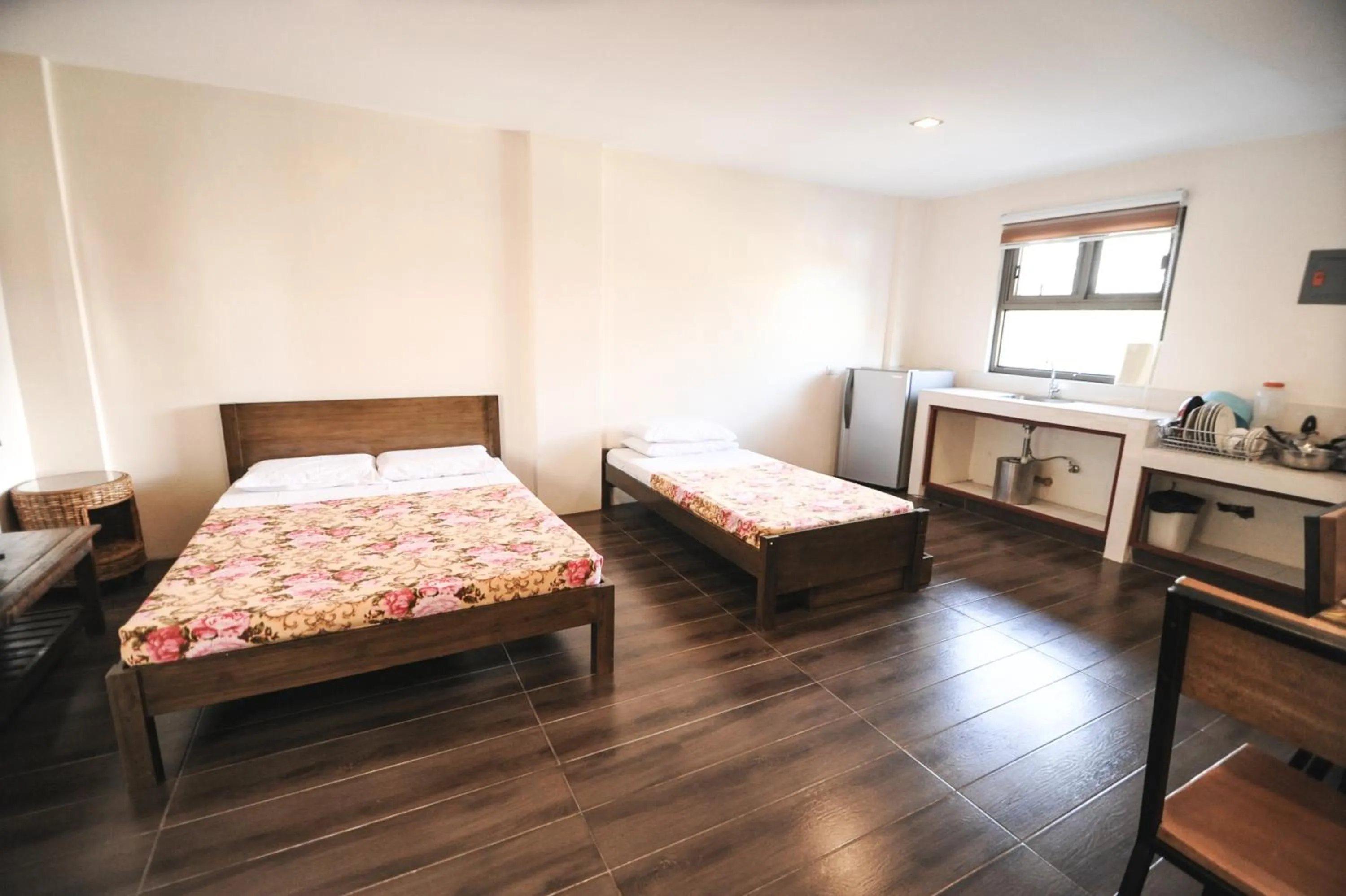 Photo of the whole room, Bed in Pine Breeze Cottages