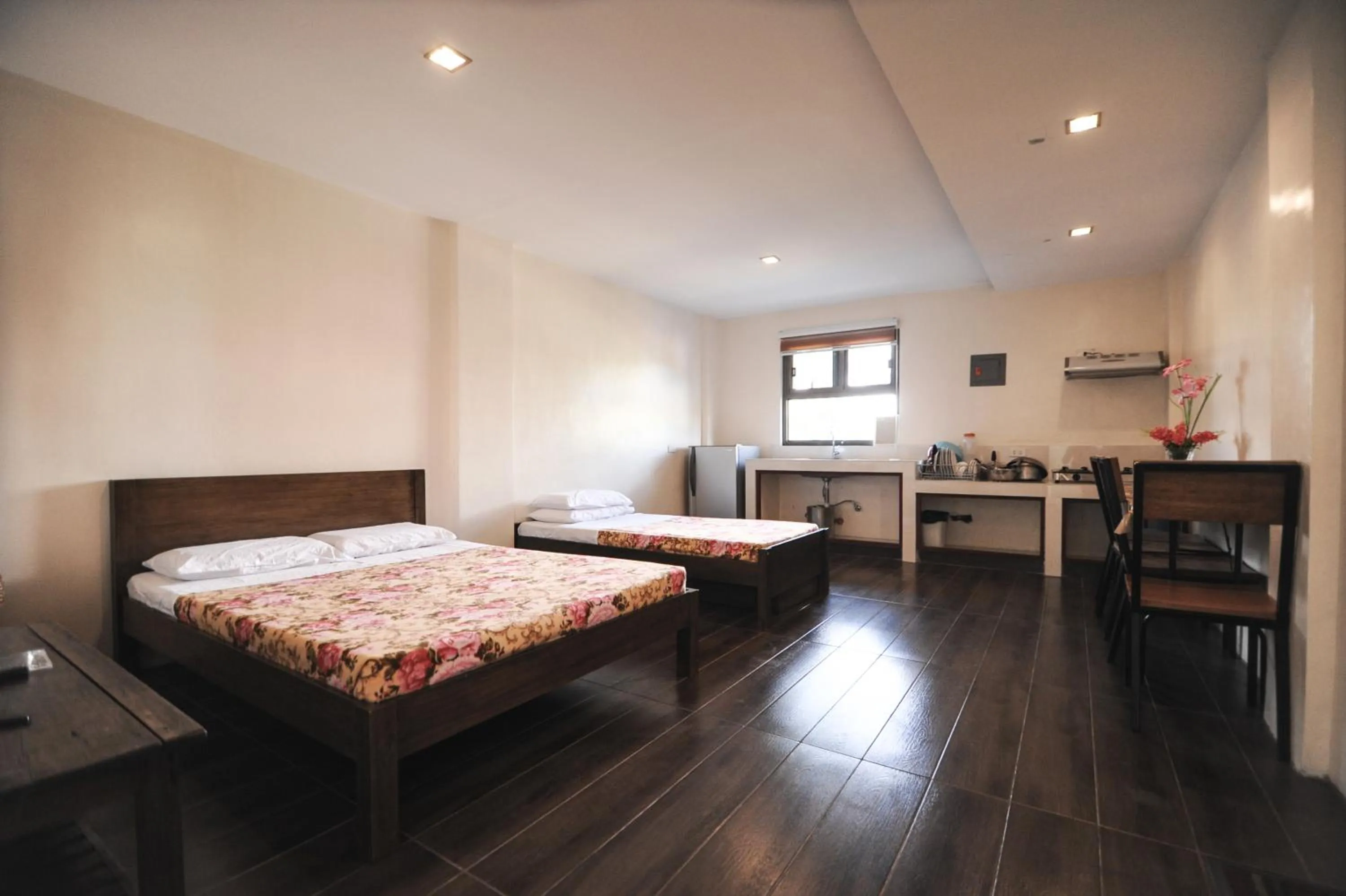 Photo of the whole room, Bed in Pine Breeze Cottages