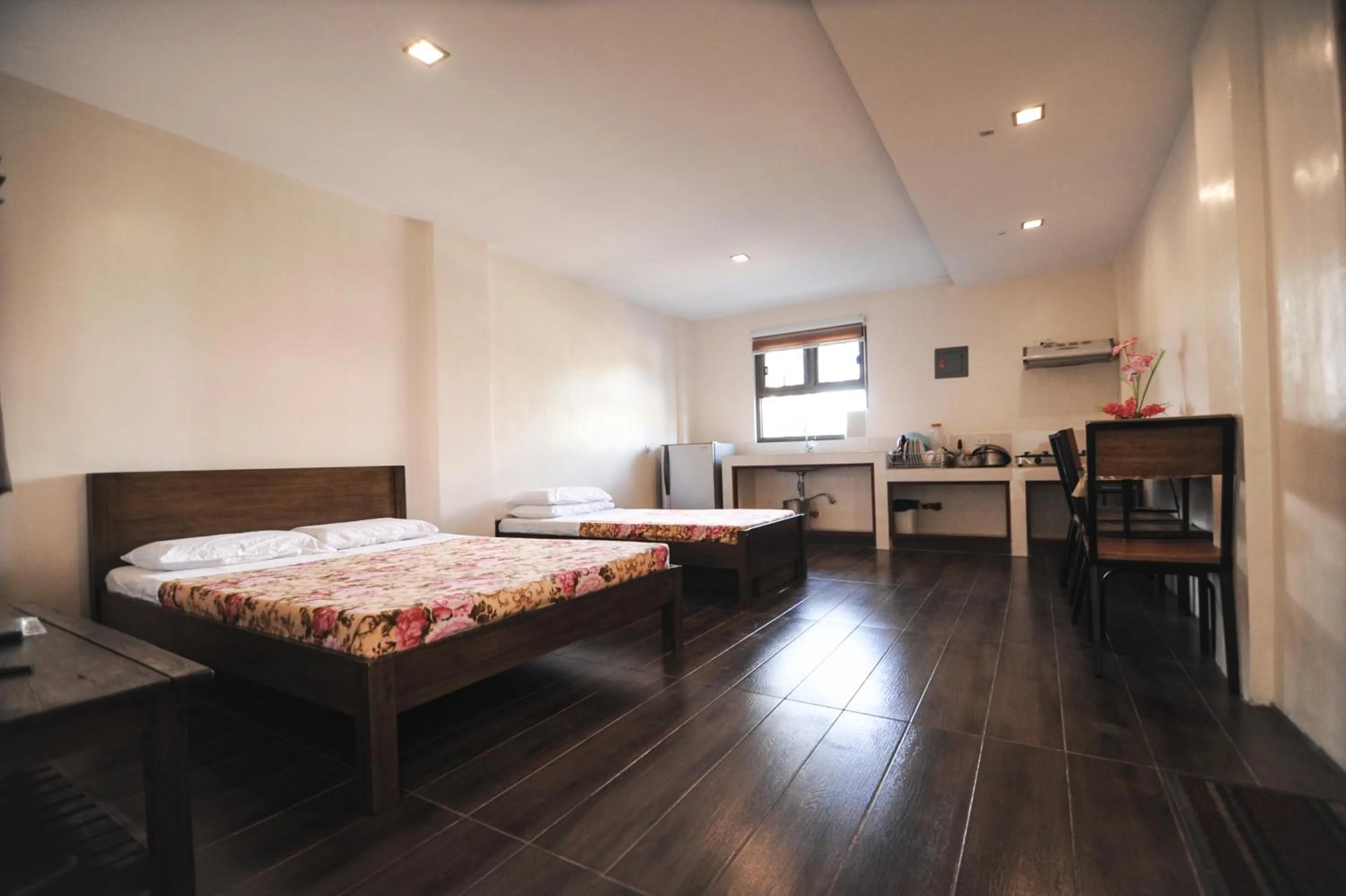 Kitchen or kitchenette, Bed in Pine Breeze Cottages