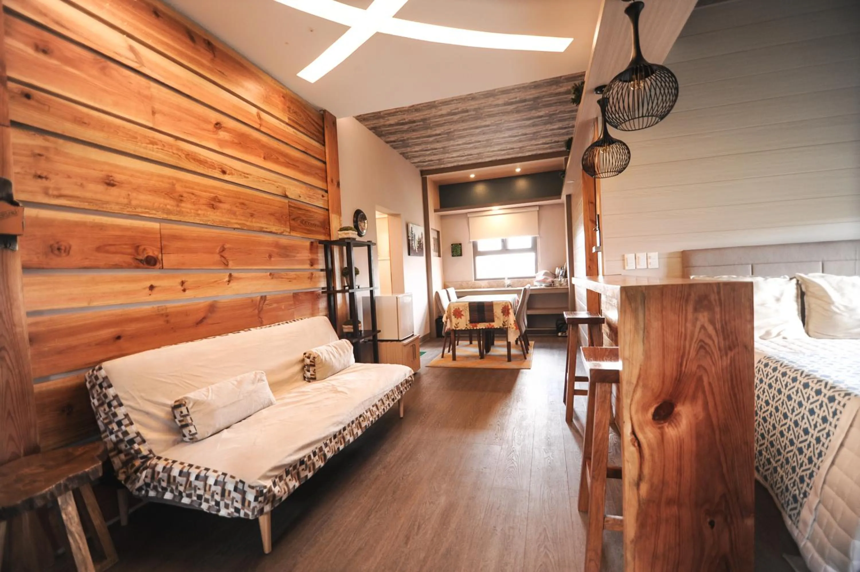 Living room, Bed in Pine Breeze Cottages