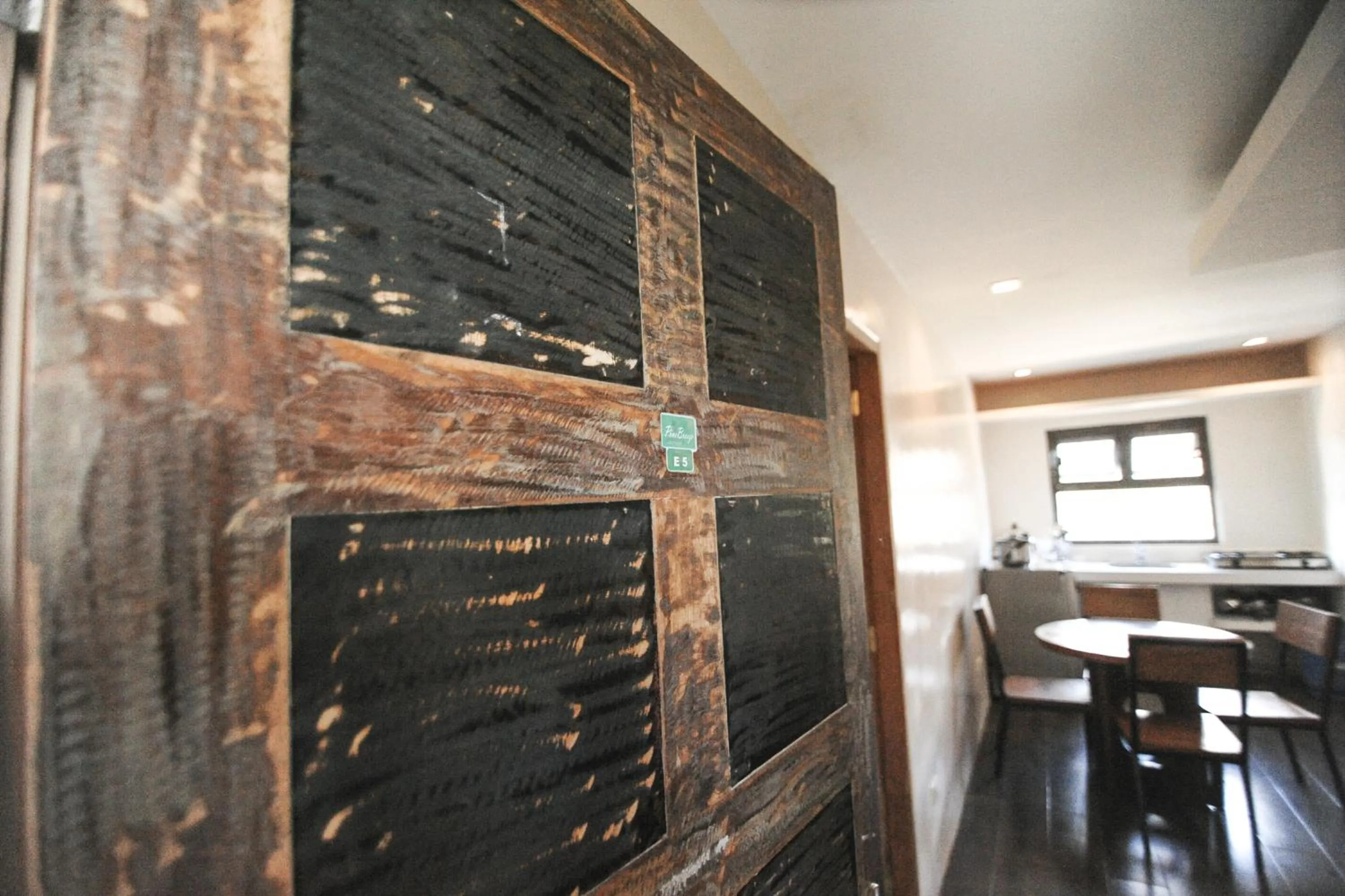 Dining area in Pine Breeze Cottages