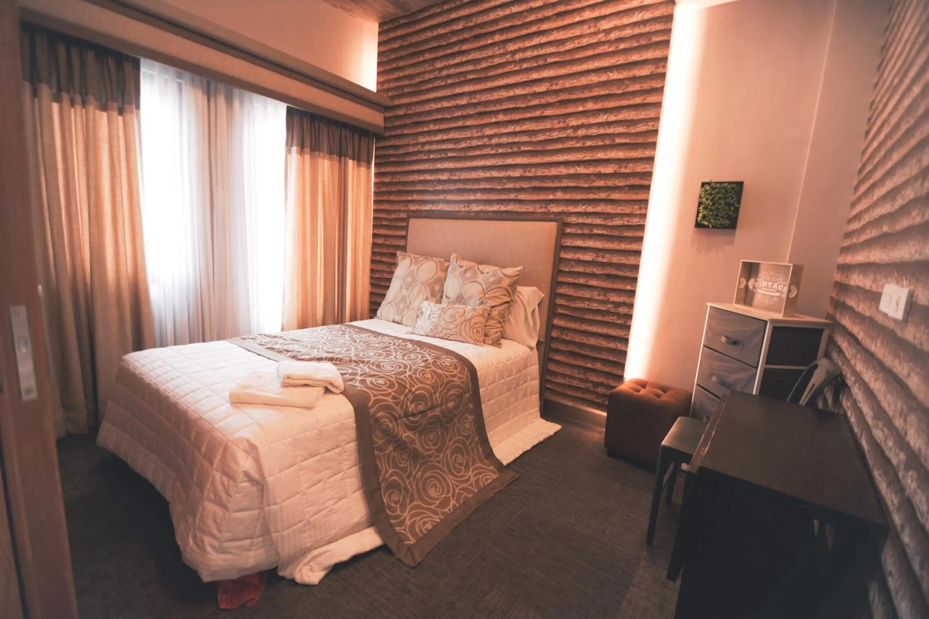 Bedroom, Bed in Pine Breeze Cottages