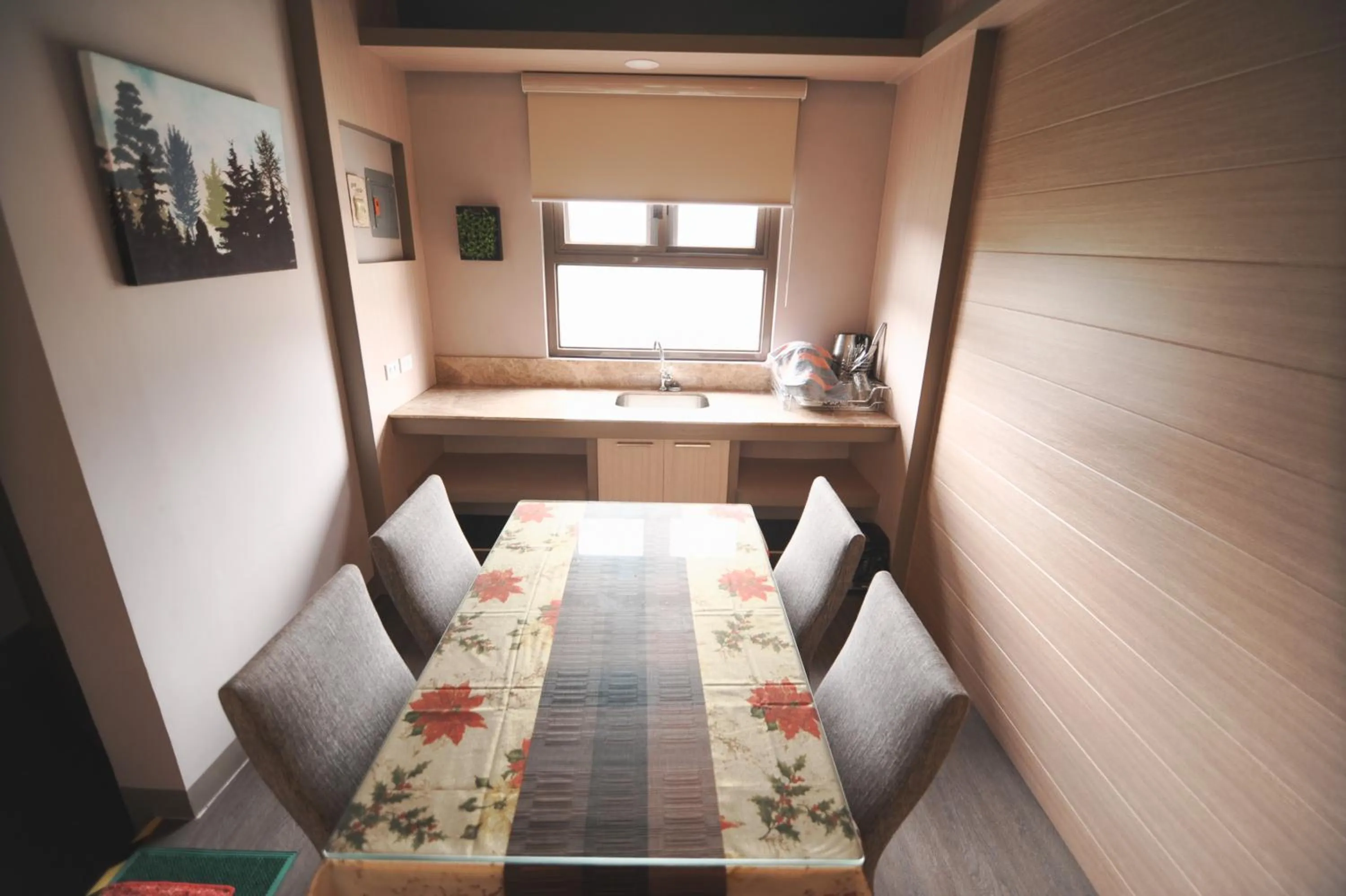 Dining area in Pine Breeze Cottages