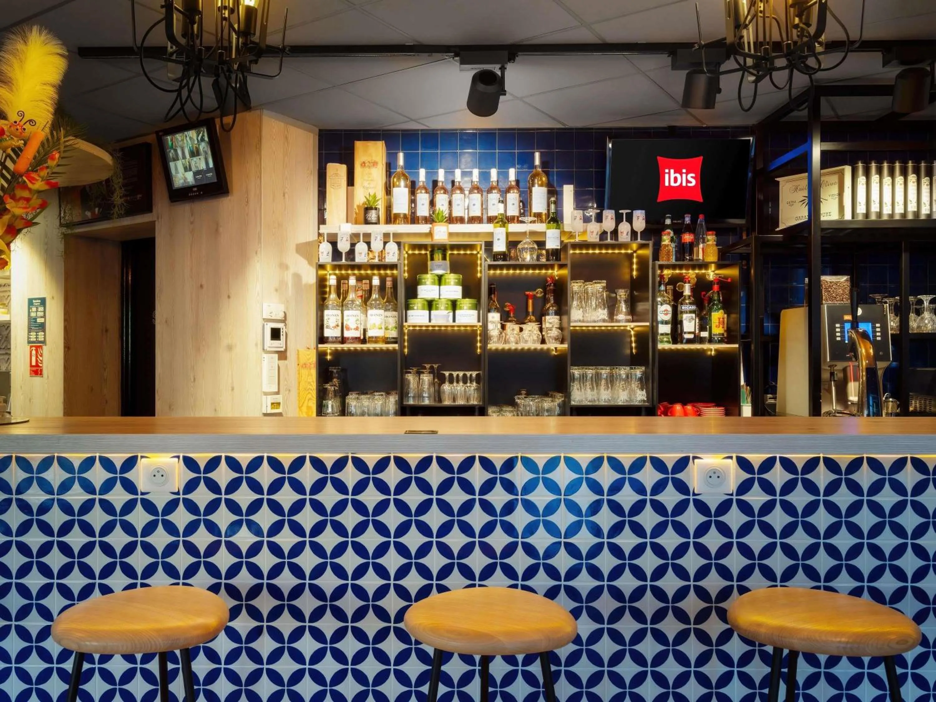 Lounge or bar in ibis Manosque Cadarache