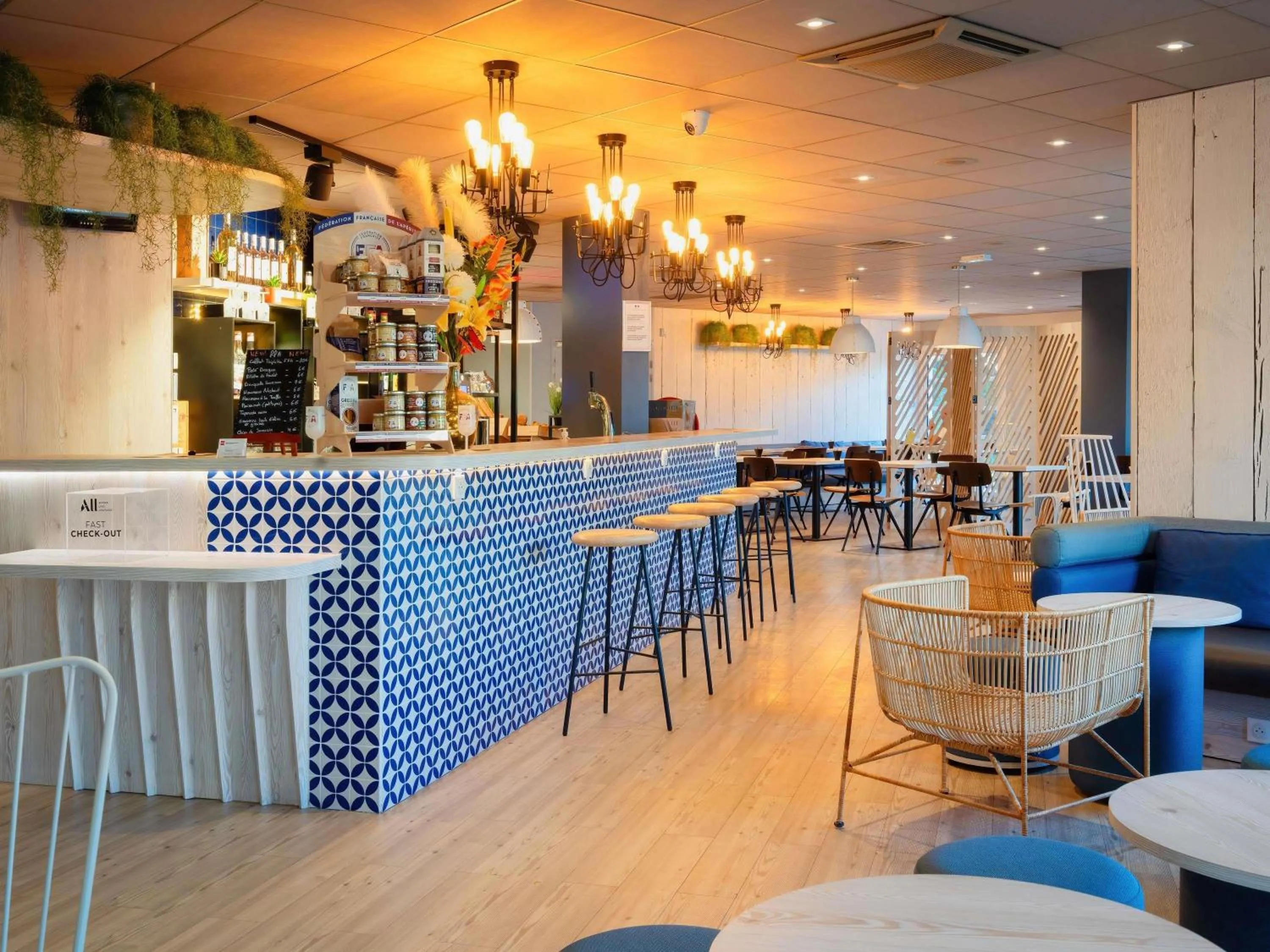 Lounge or bar in ibis Manosque Cadarache