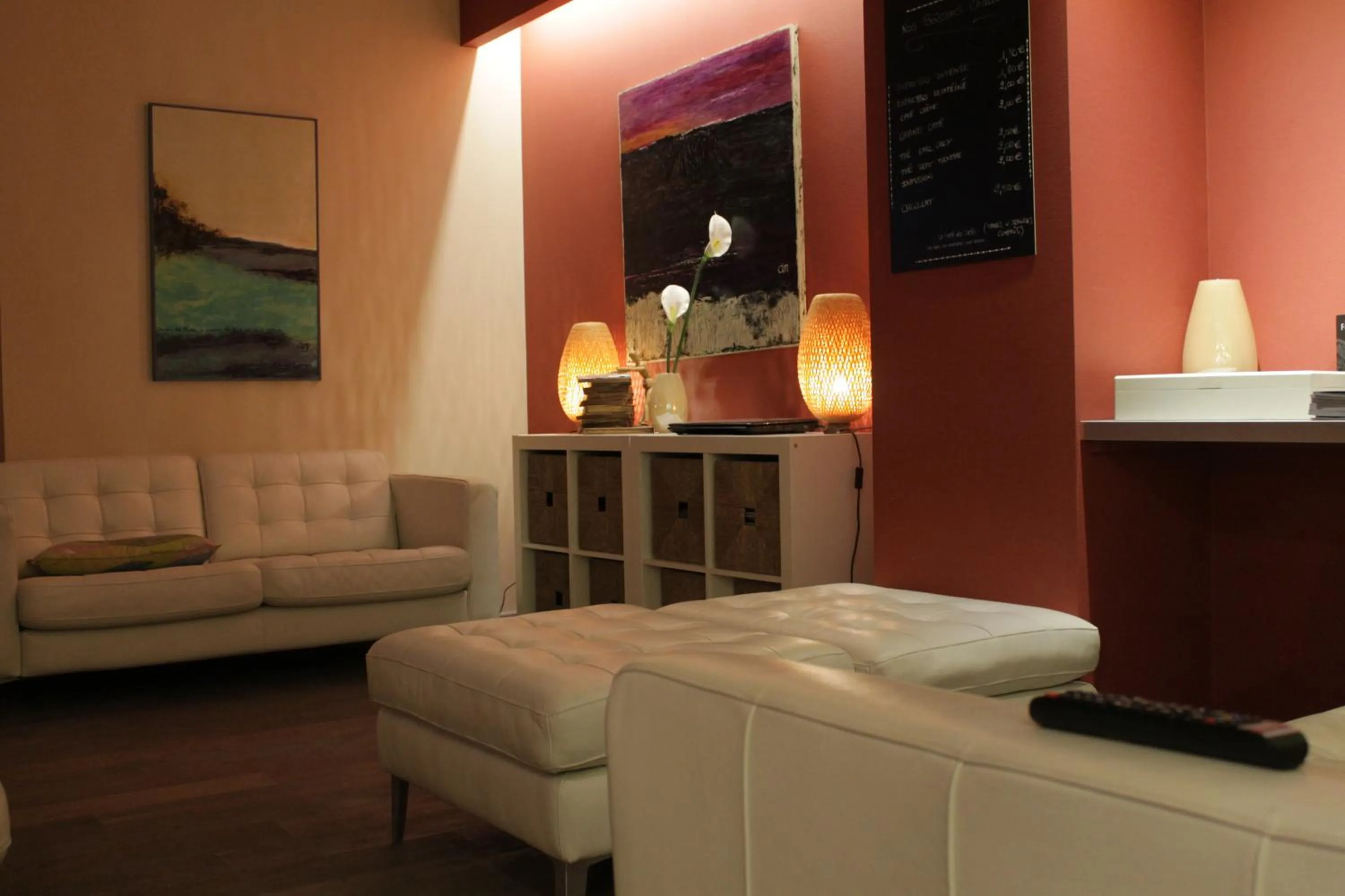 Communal lounge/ TV room in Le Gouverneur Hotel