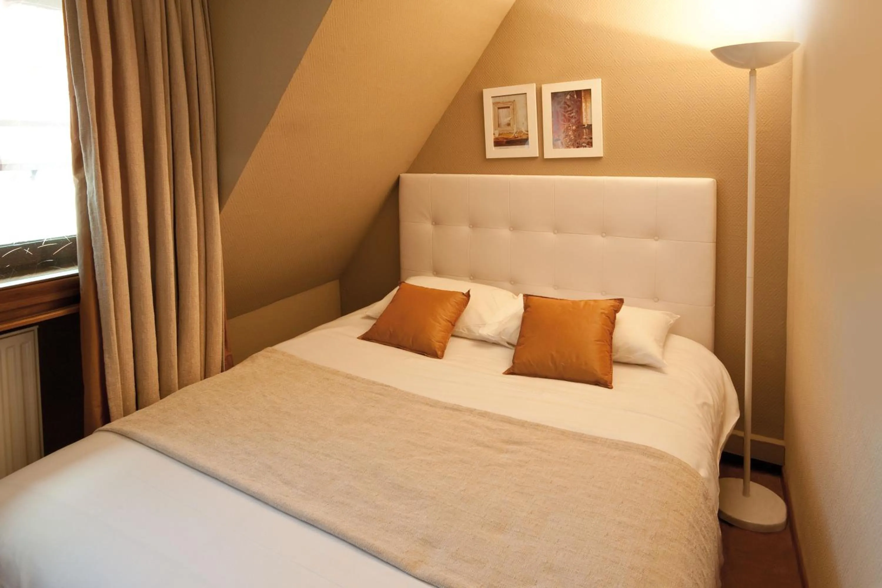 Bedroom, Bed in Le Gouverneur Hotel