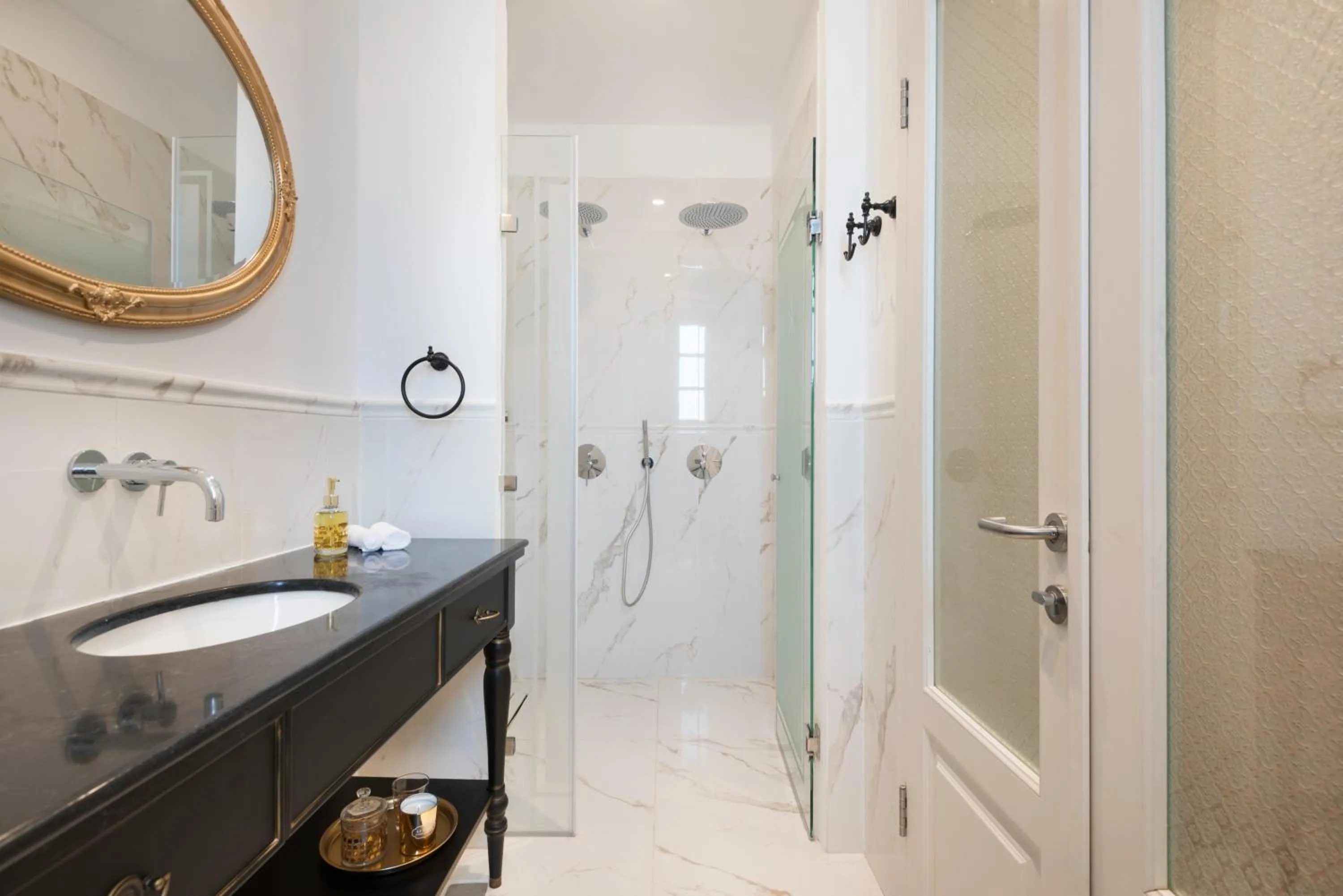 Shower in Akotika boutique