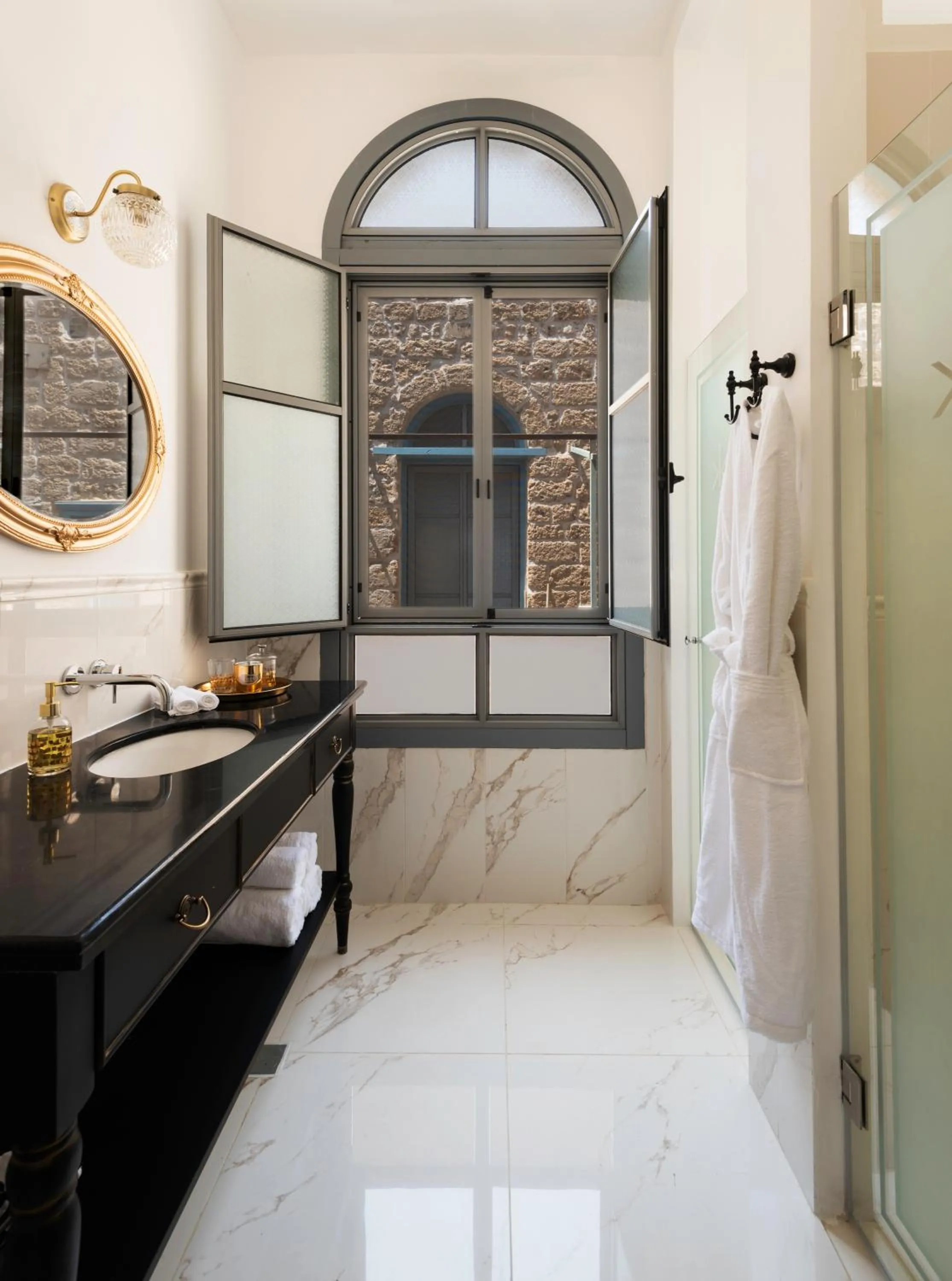 Shower in Akotika boutique