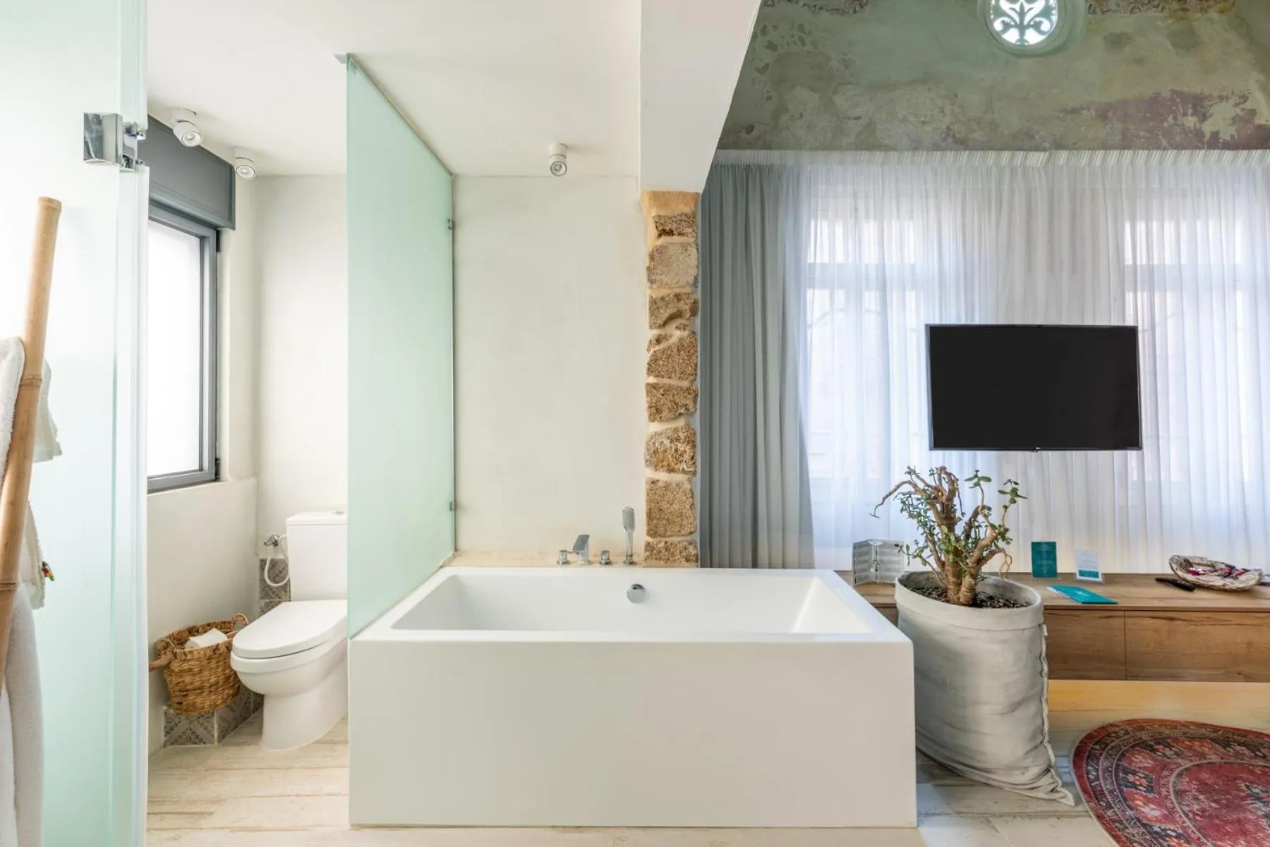 Hot Tub in Akotika boutique