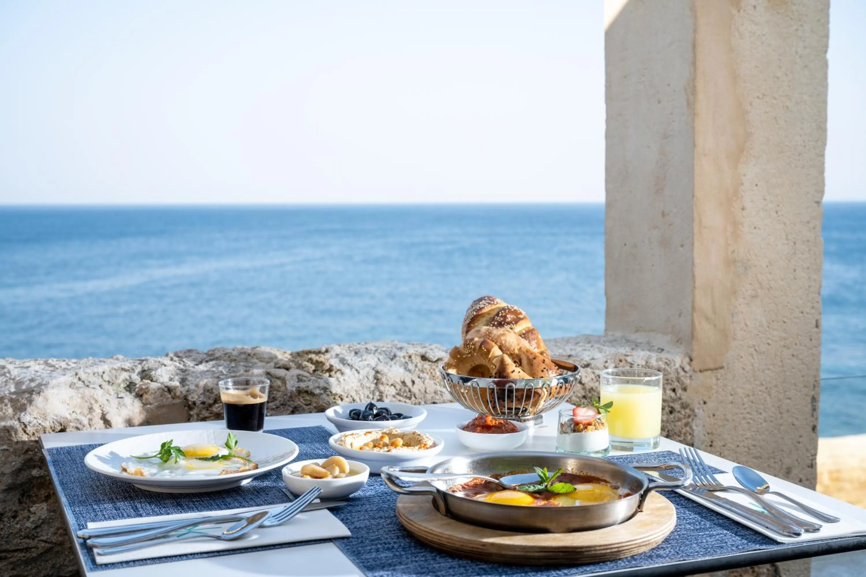 Food and drinks in Akotika boutique