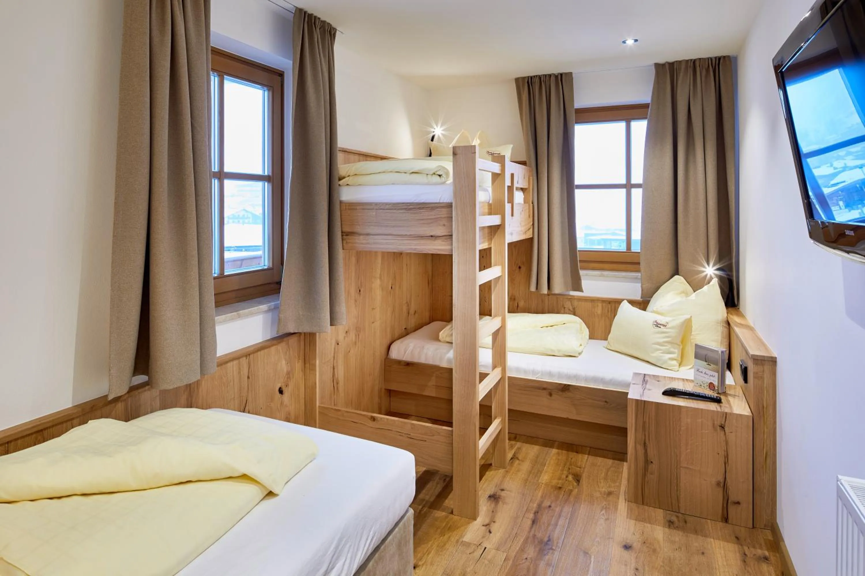 TV and multimedia, Bed in Bauernhof Hotel Oberschwarzach