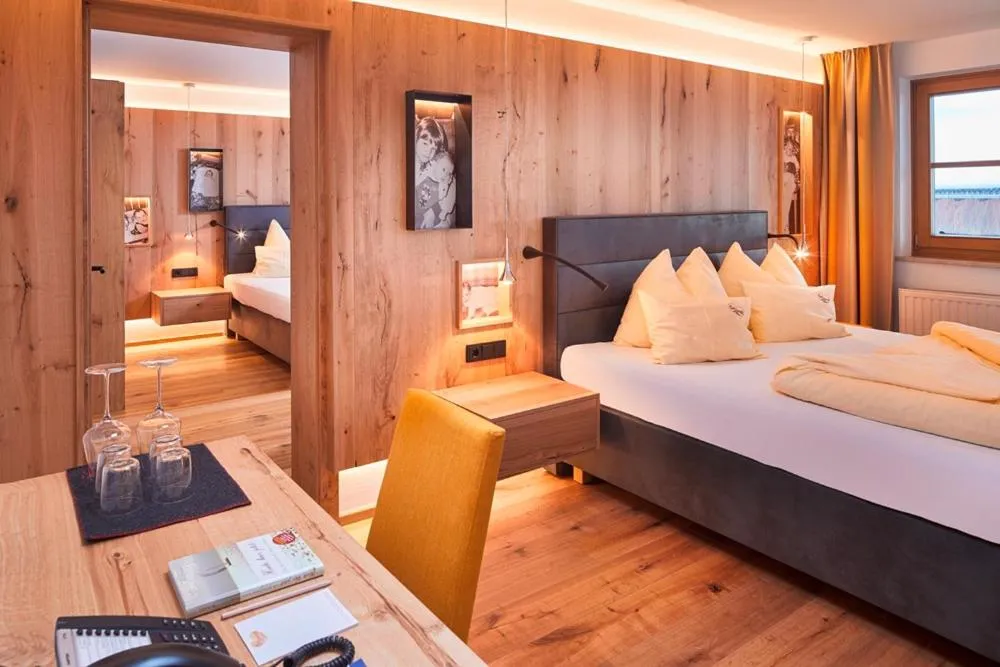 TV and multimedia, Bed in Bauernhof Hotel Oberschwarzach