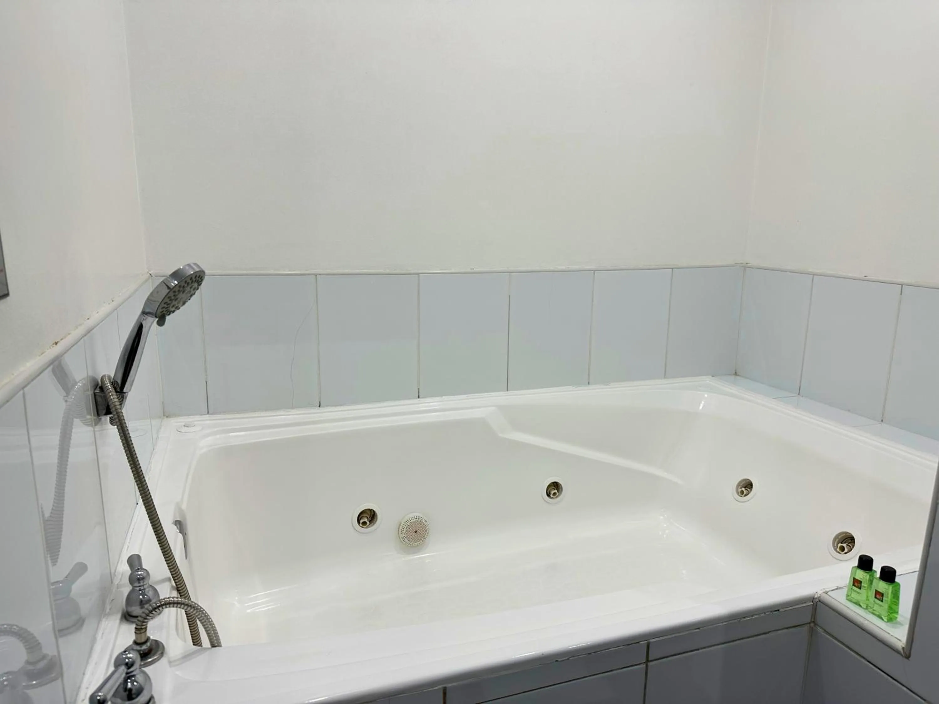 Hot Tub in Hotel 104 Art Suites