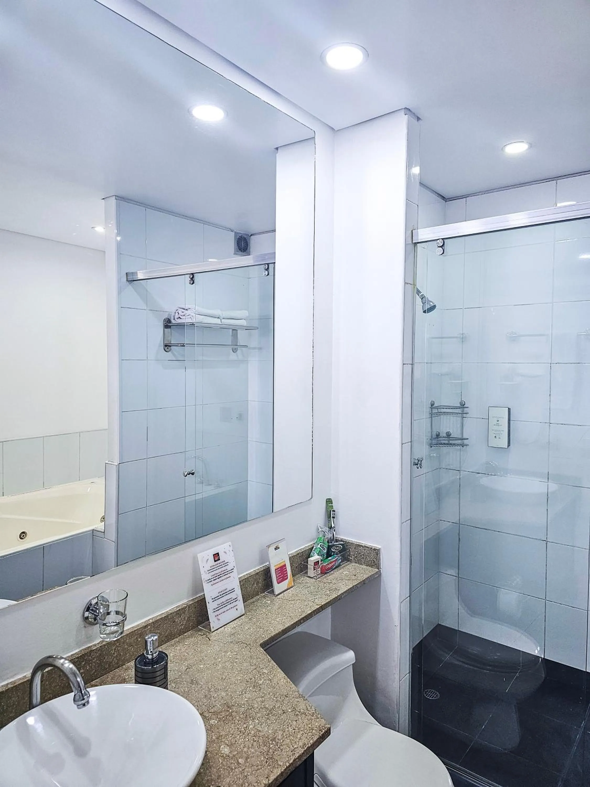 Toilet in Hotel 104 Art Suites