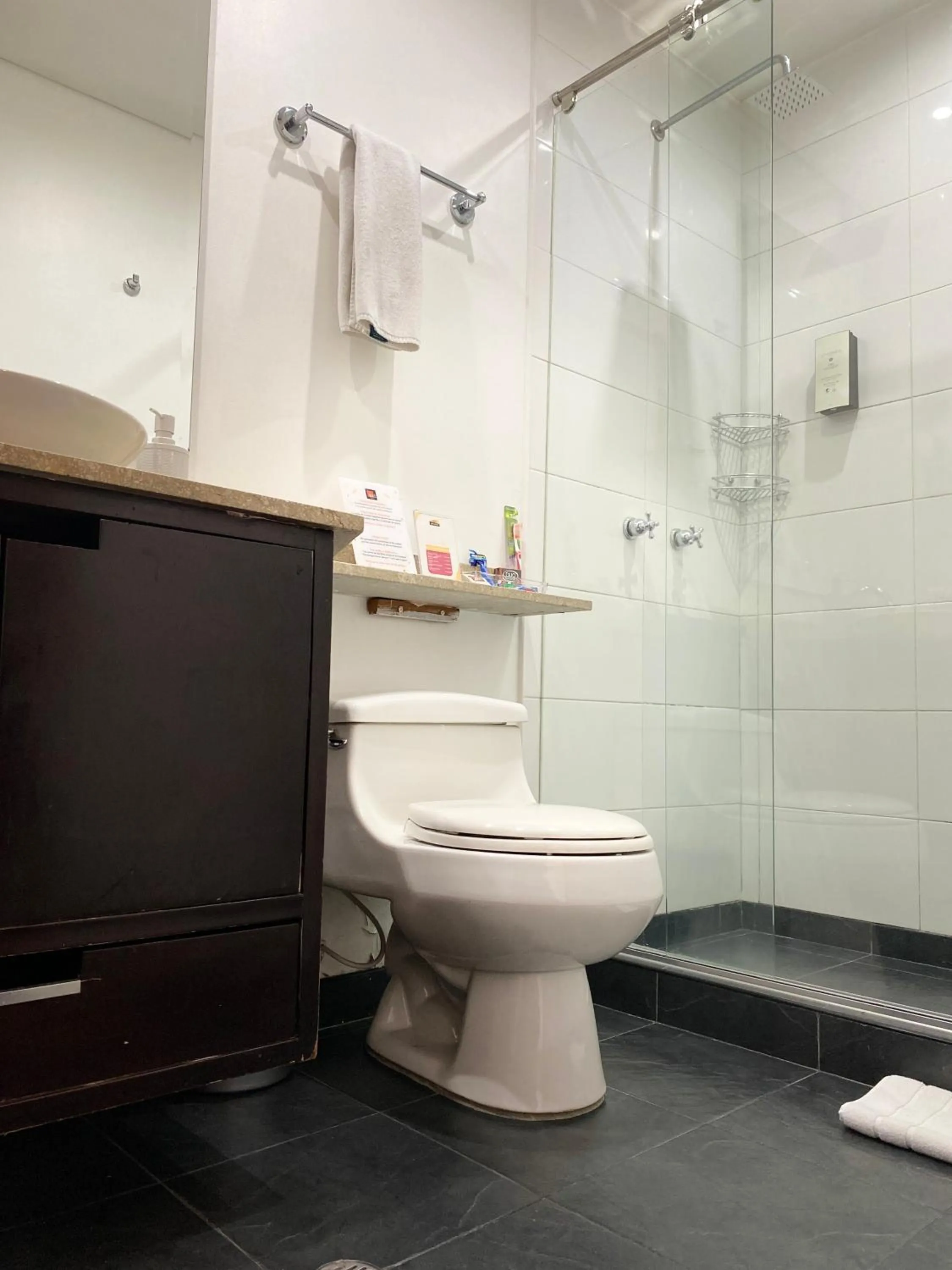 Shower in Hotel 104 Art Suites