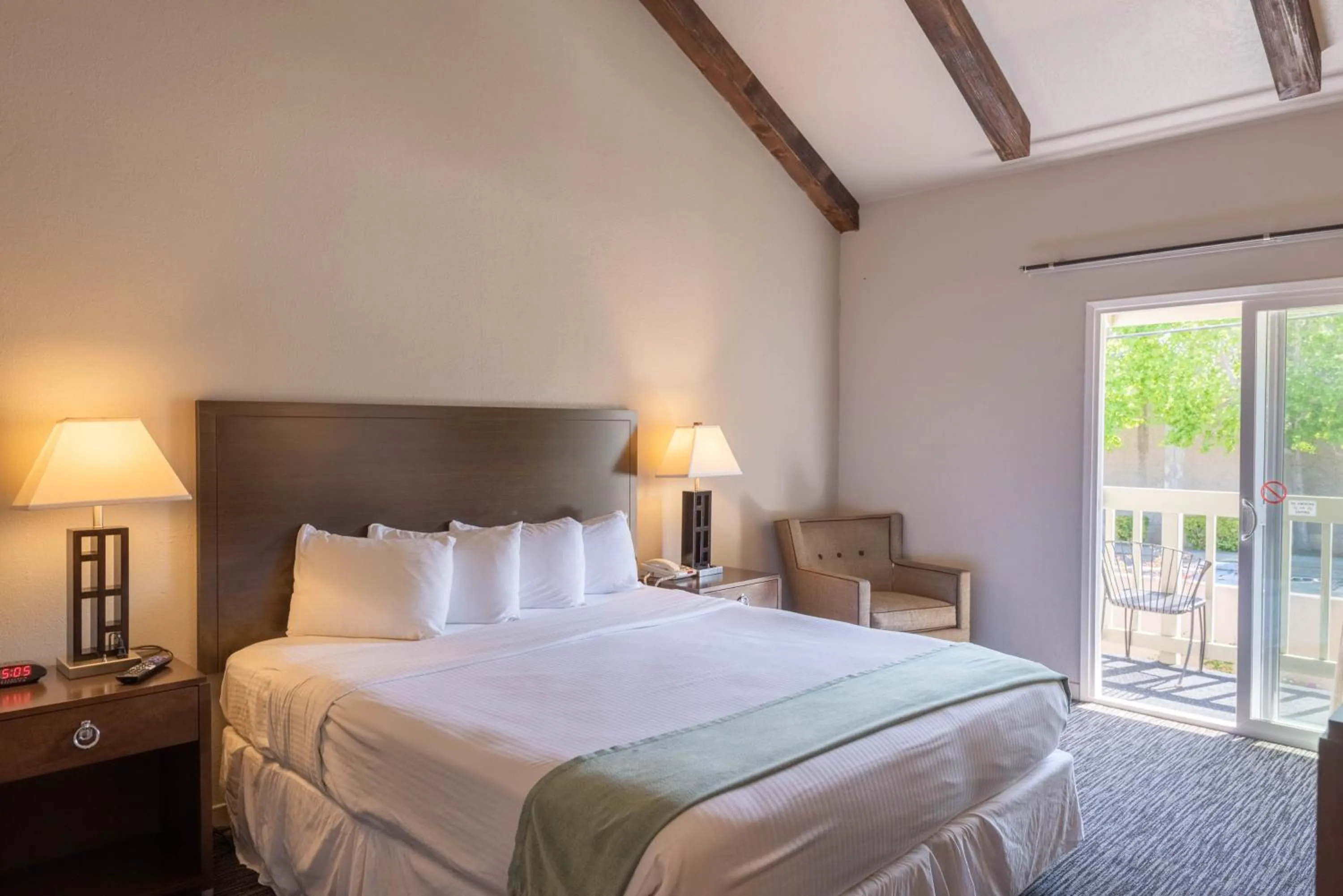 Photo of the whole room, Bed in Cannery Row Inn