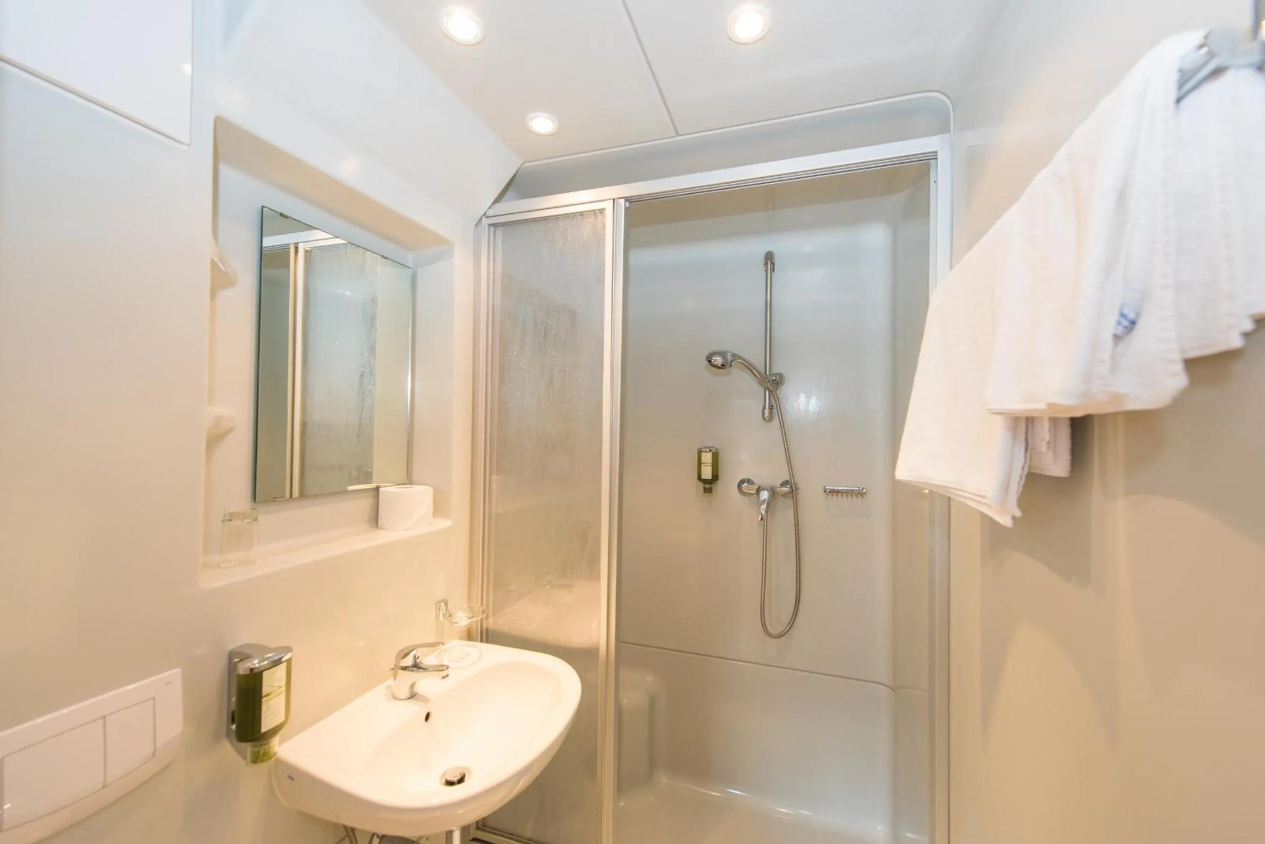 Shower in Hotel Mölltalerhof