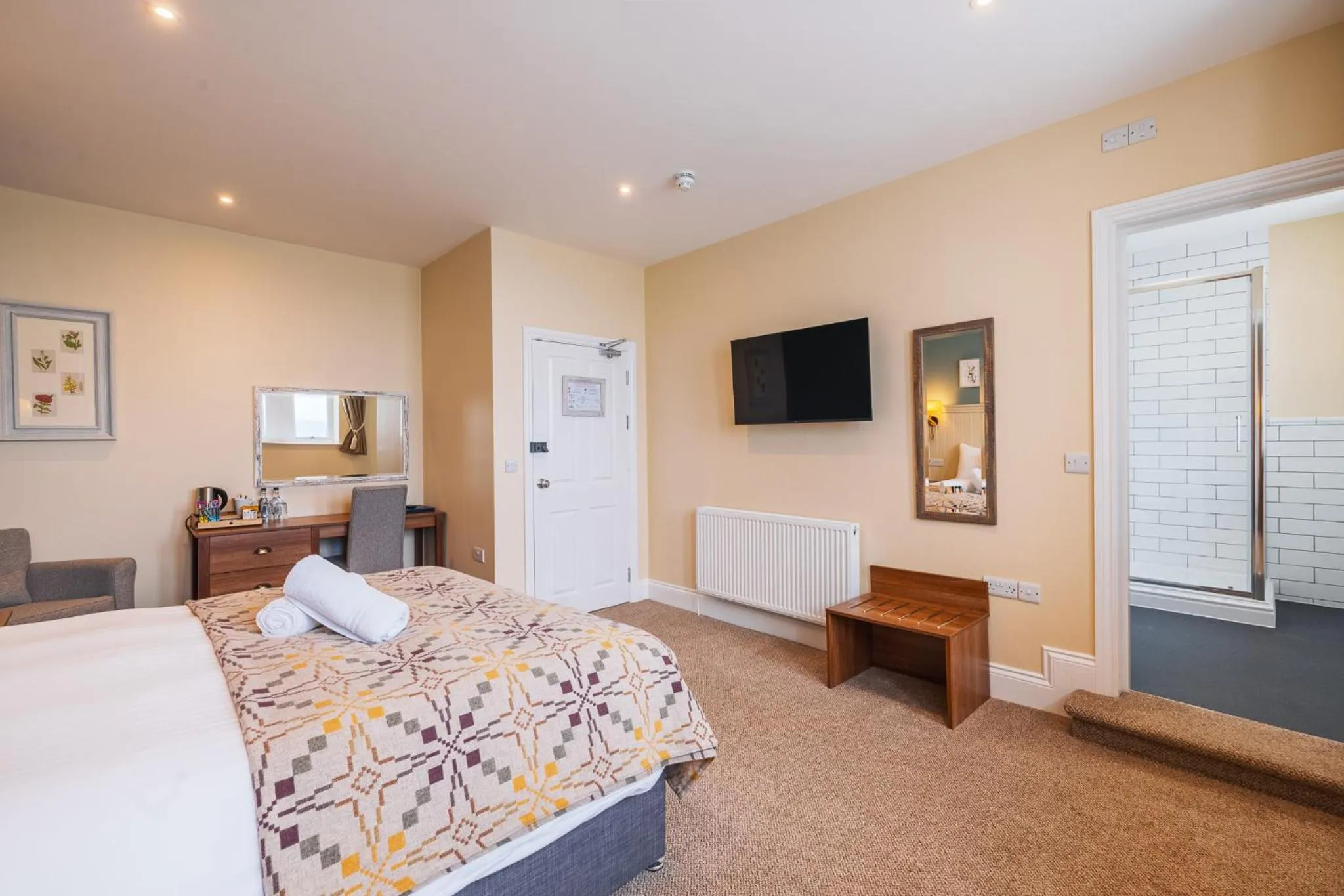 Bedroom, Bed in The Glengower