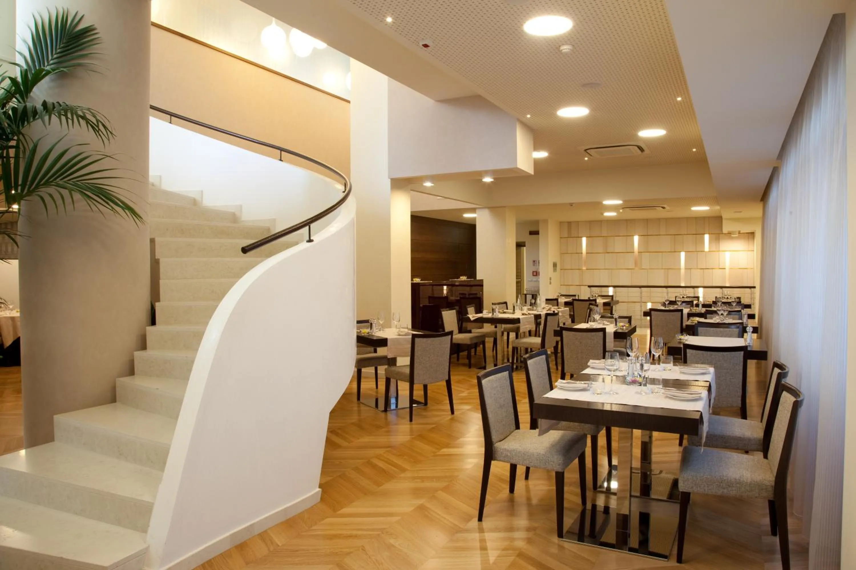 Restaurant/places to eat in Breaking Business Hotel