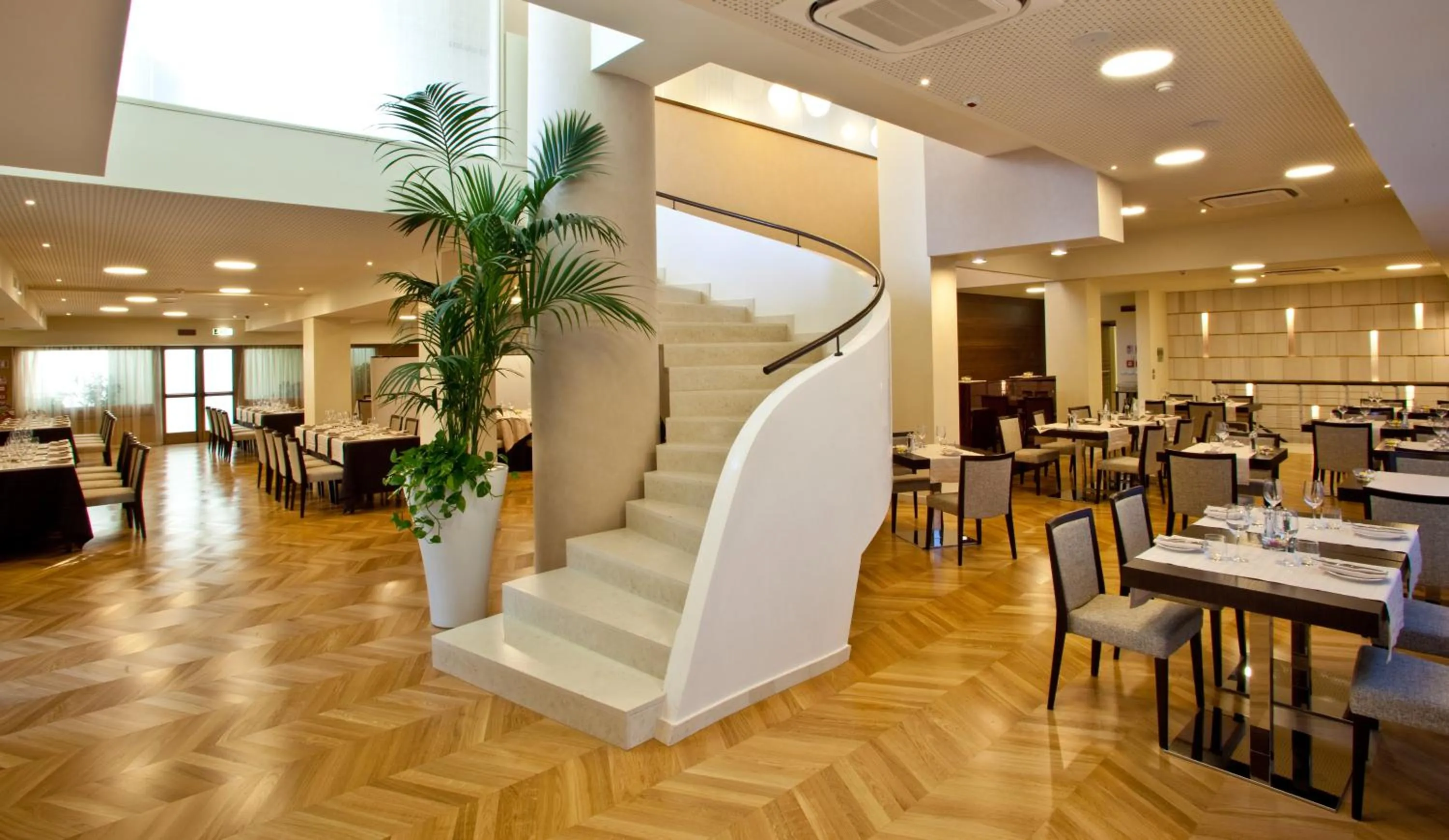 Restaurant/places to eat in Breaking Business Hotel