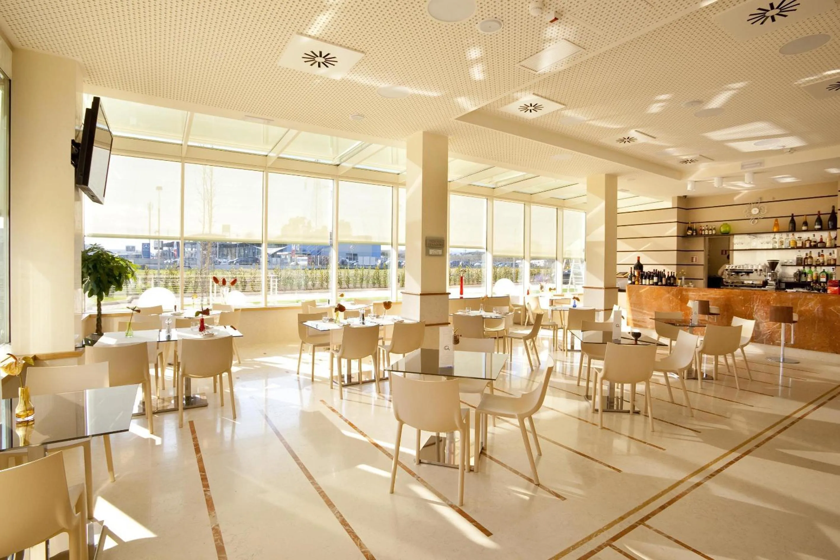 Restaurant/places to eat in Breaking Business Hotel