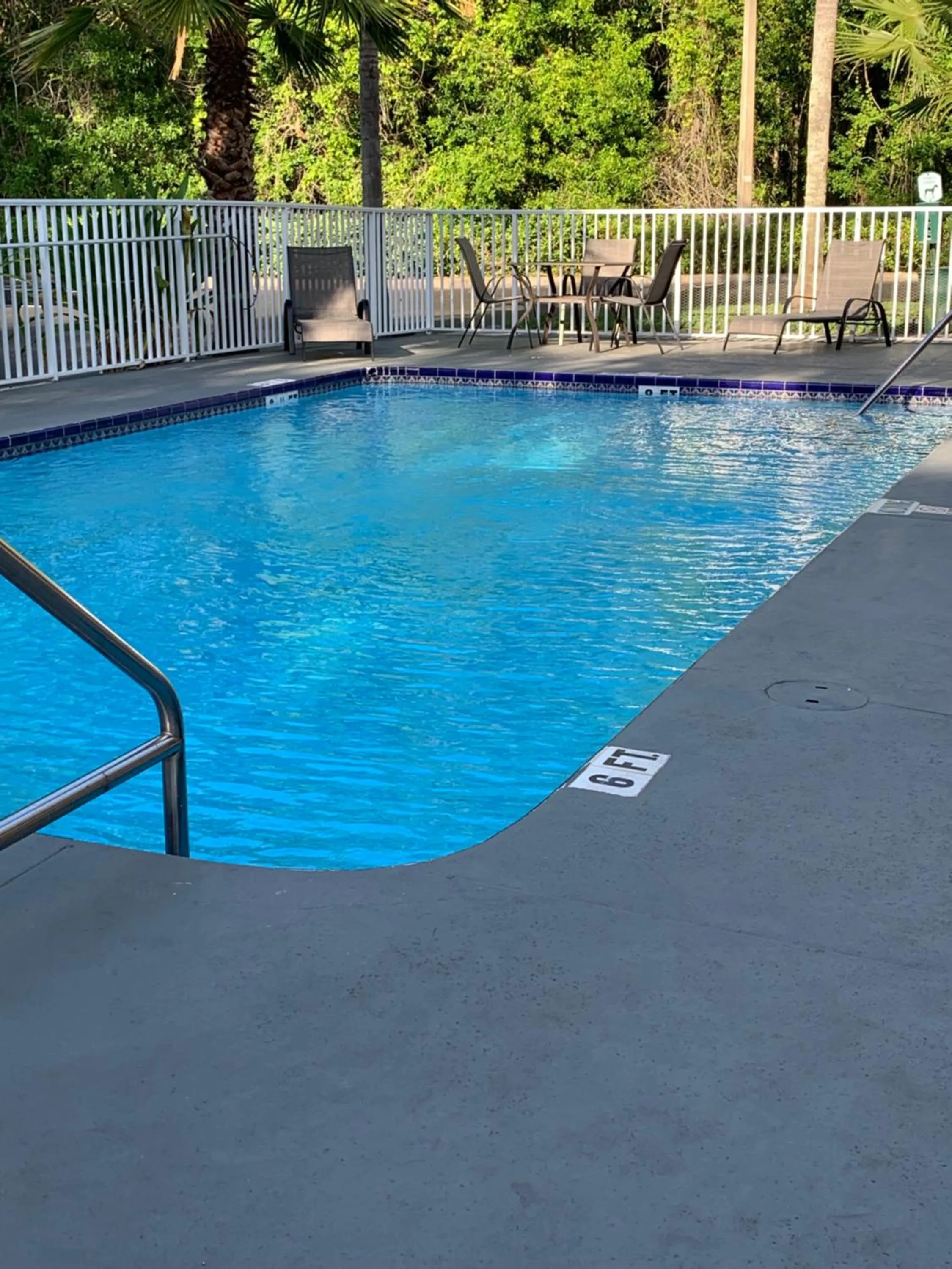 Swimming pool in Econo Lodge Wesley Chapel I-75