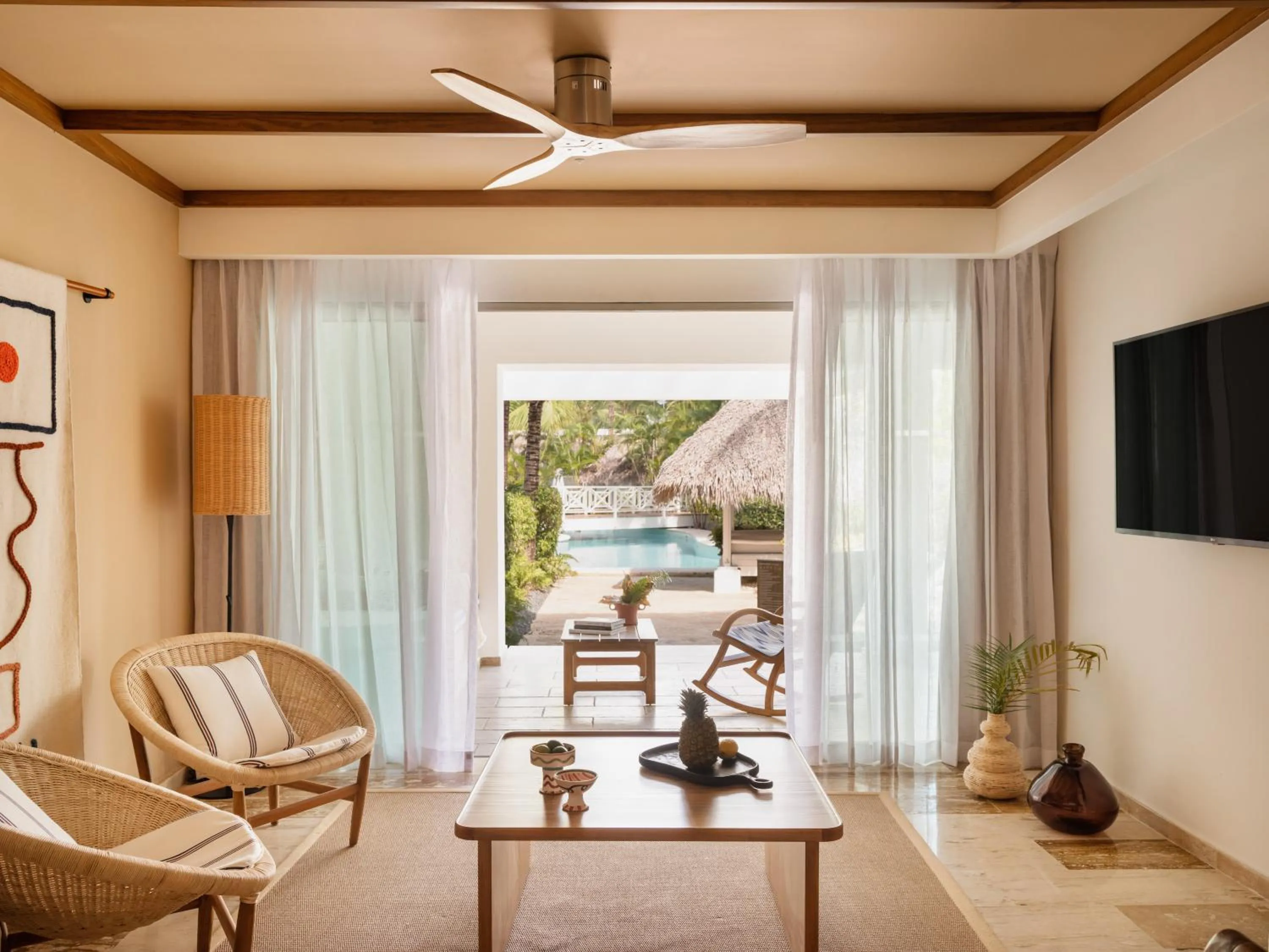 Communal lounge/ TV room in Garden Suites by Meliá - All inclusive