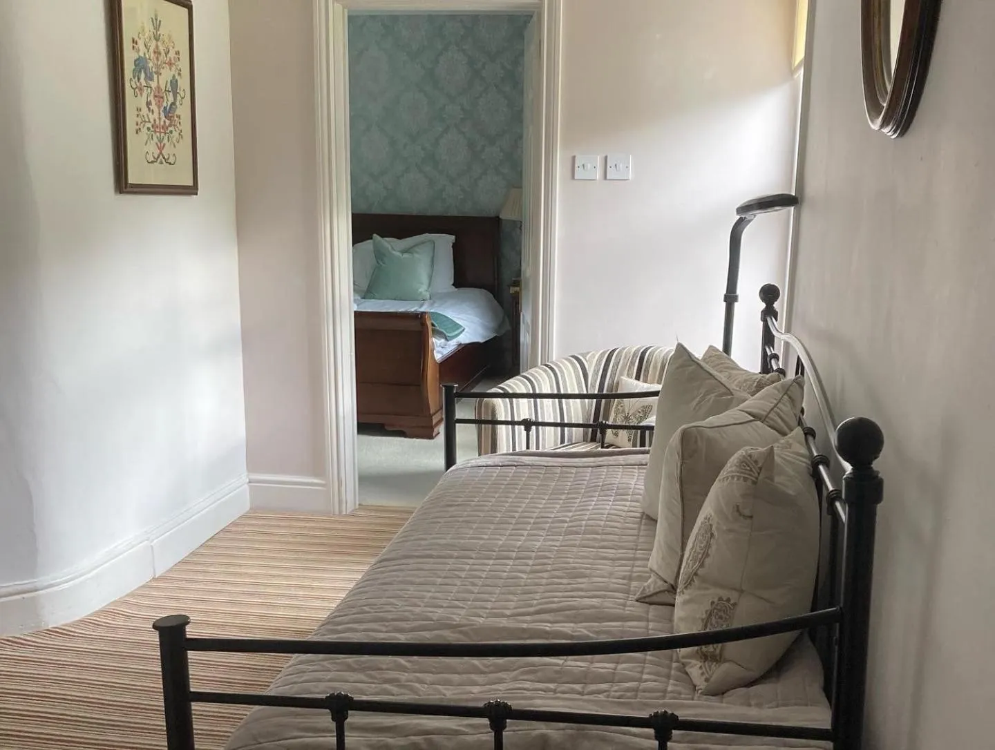 Seating area, Bed in Malvern View