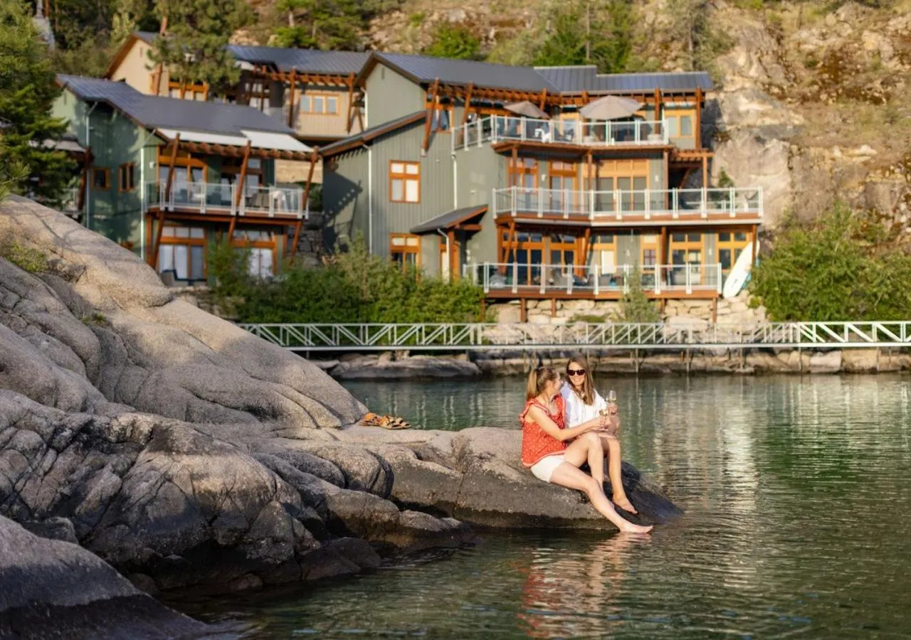 Property building in Outback Lakeside Vacation Homes