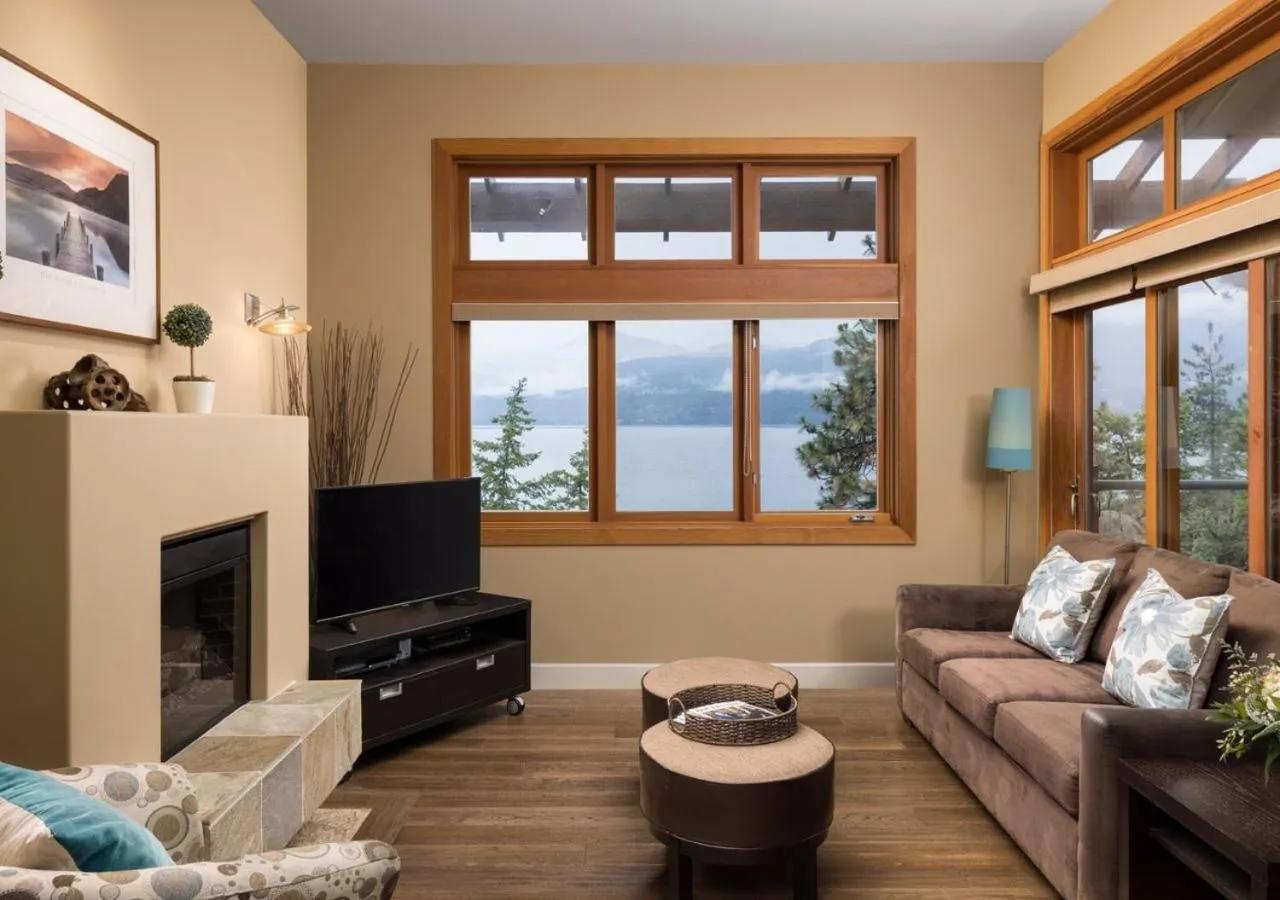 Communal lounge/ TV room in Outback Lakeside Vacation Homes