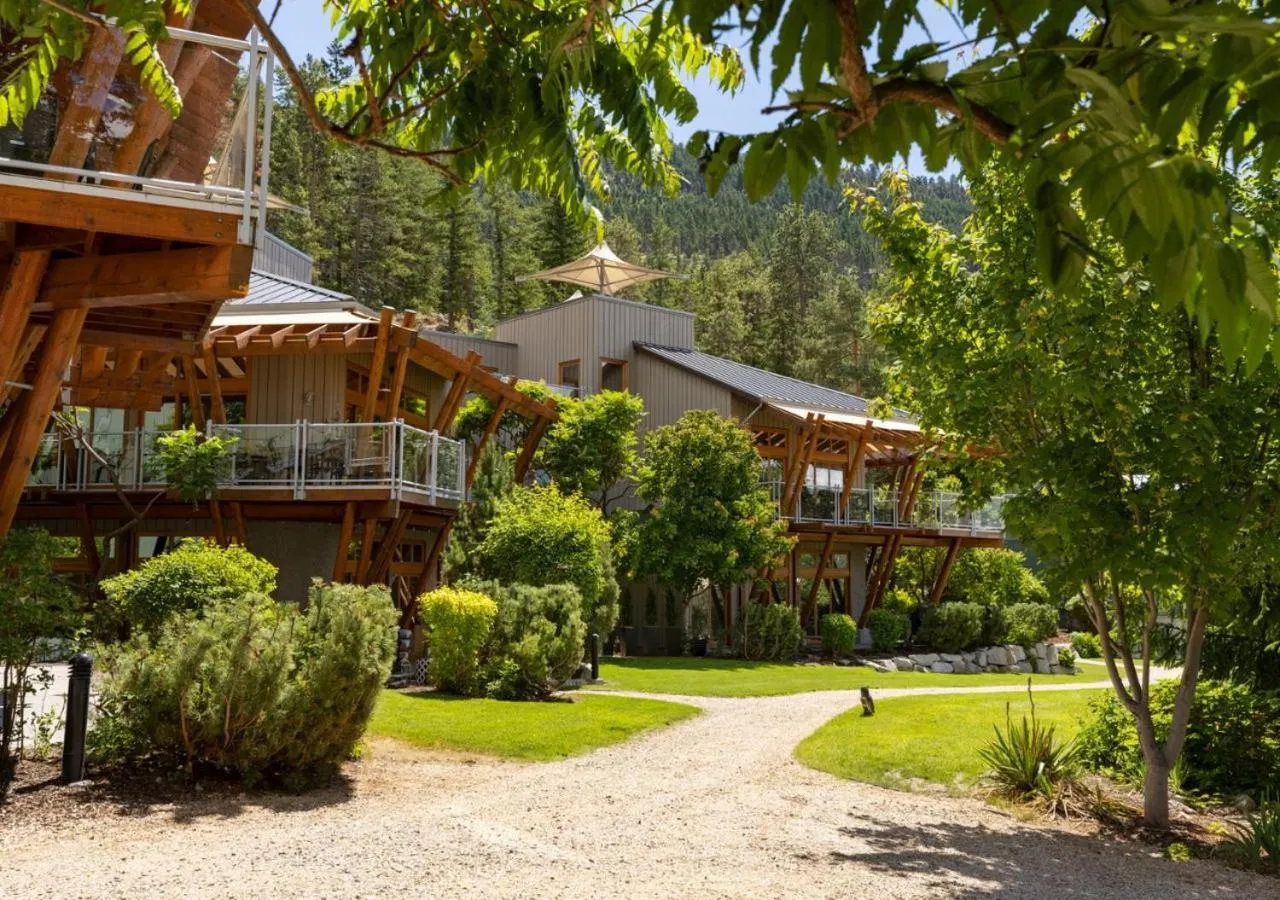 Property building in Outback Lakeside Vacation Homes