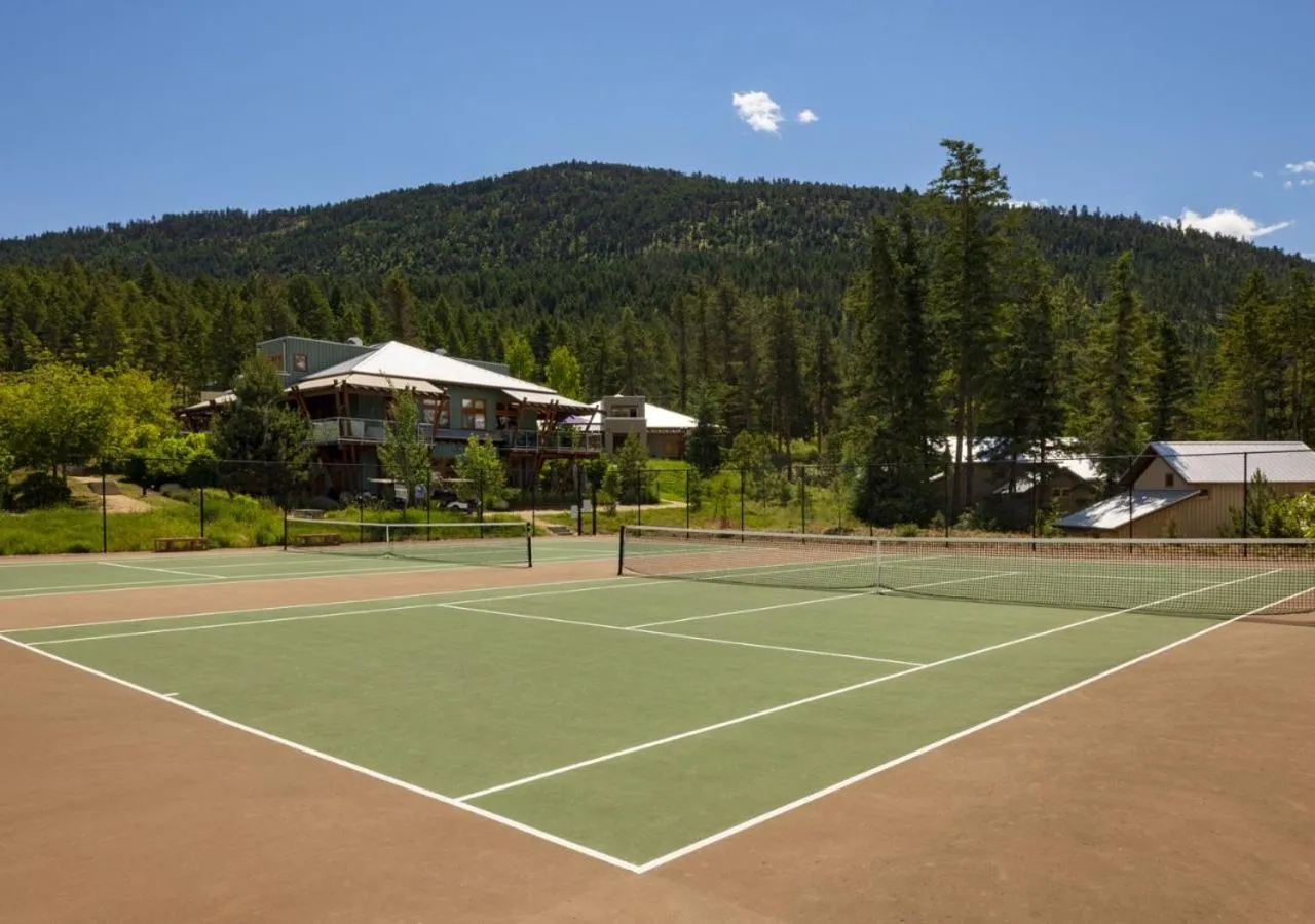 Tennis court in Outback Lakeside Vacation Homes