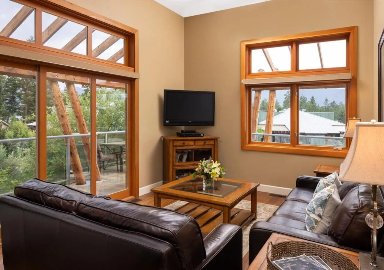 Communal lounge/ TV room in Outback Lakeside Vacation Homes