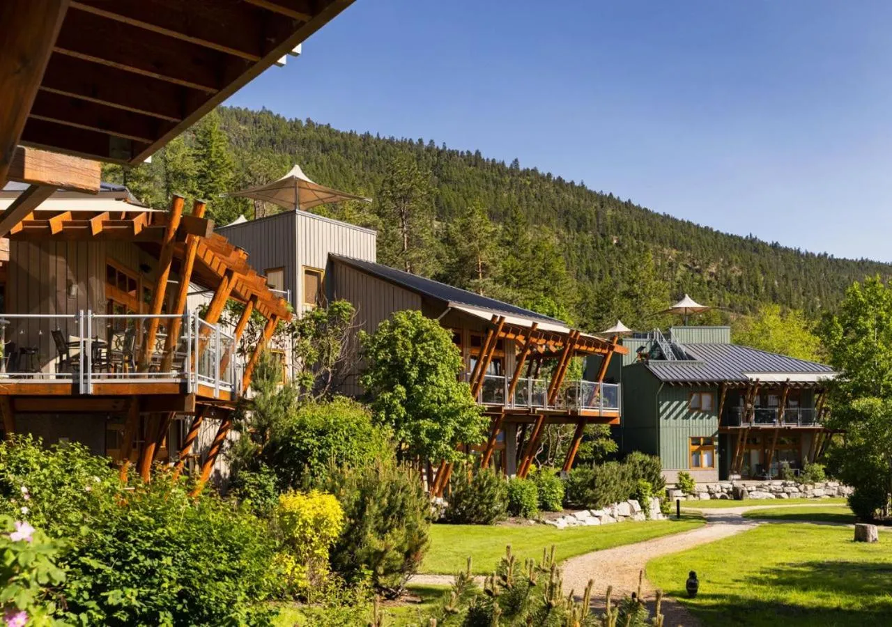 Property building in Outback Lakeside Vacation Homes