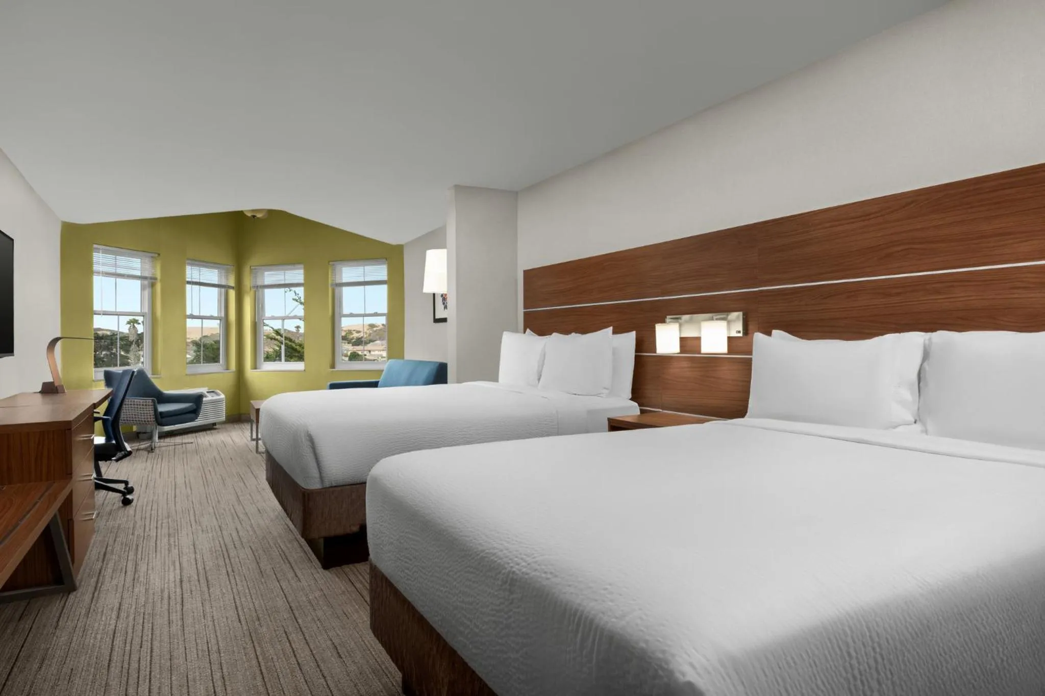 Bed in Holiday Inn Express Hotel & Suites Marina by IHG