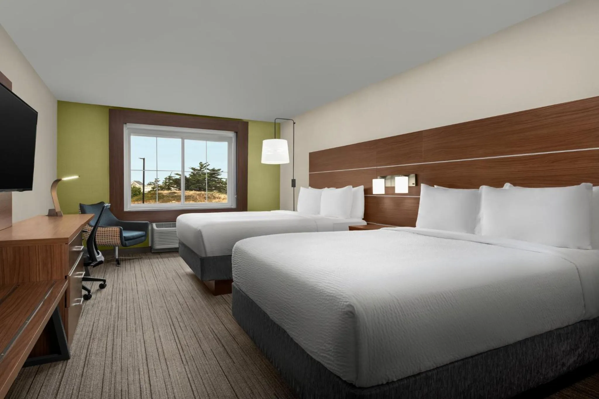 Bed in Holiday Inn Express Hotel & Suites Marina by IHG