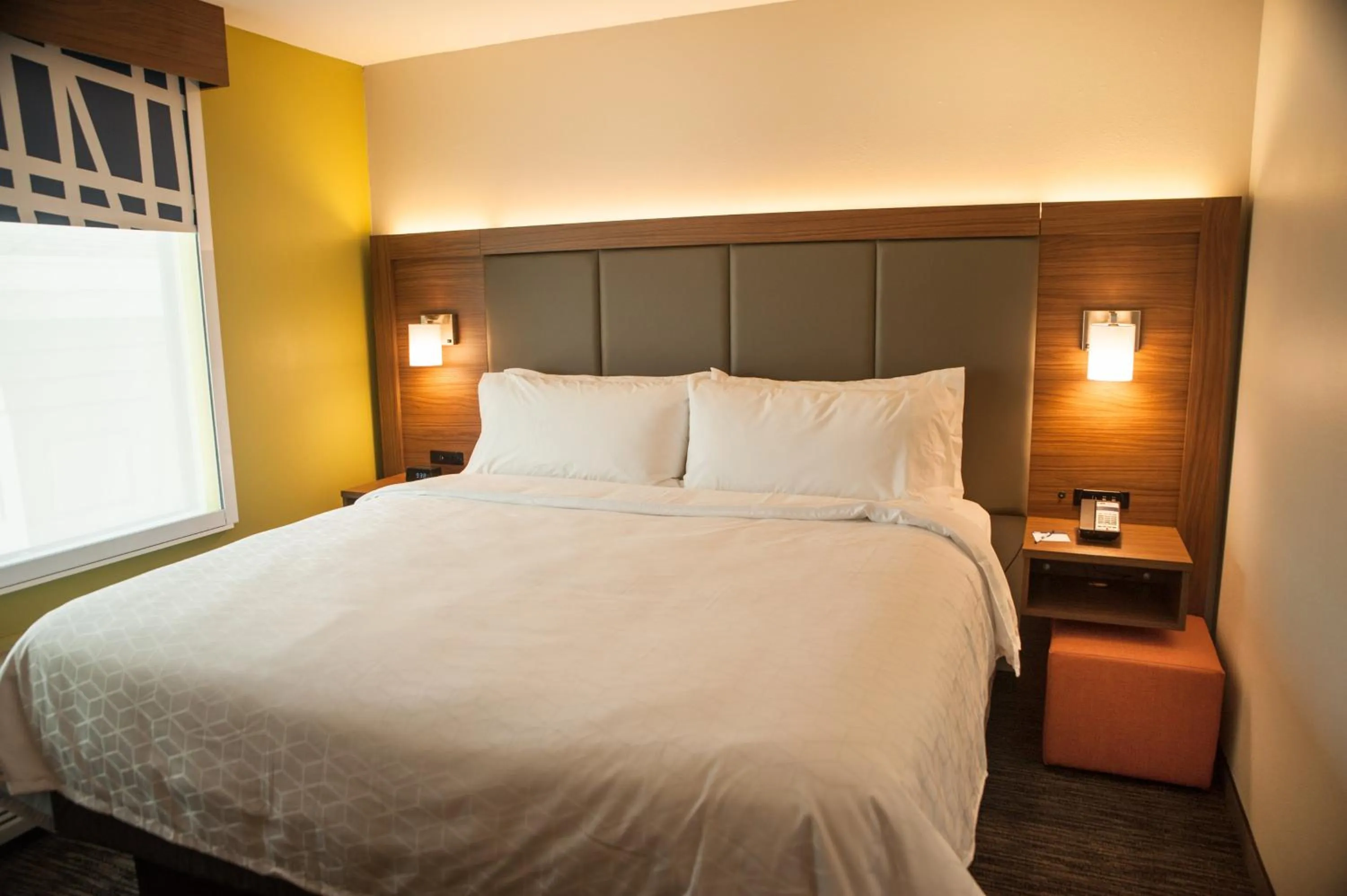 Bed in Holiday Inn Express Hotel & Suites Norfolk by IHG
