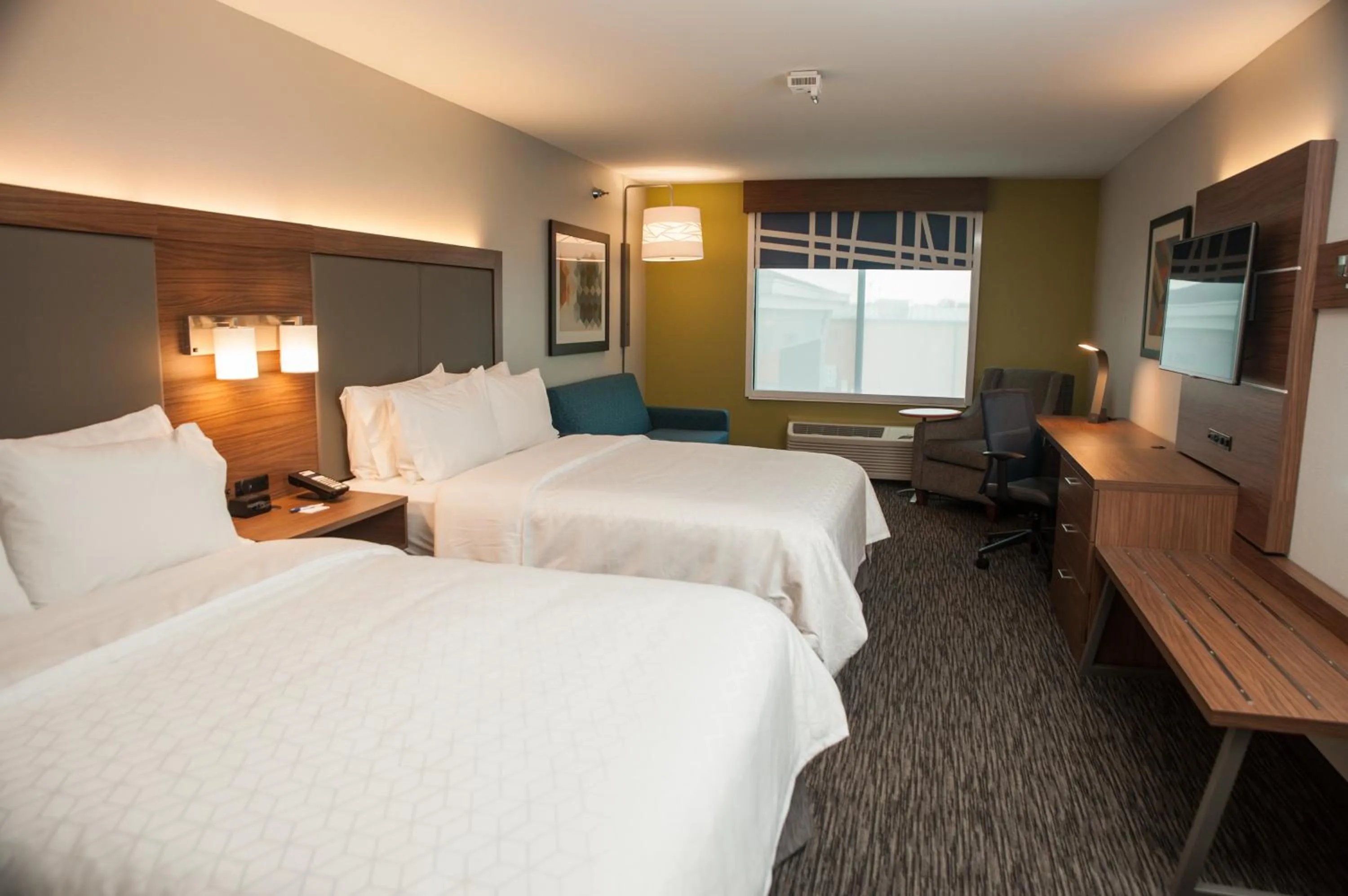 Bed in Holiday Inn Express Hotel & Suites Norfolk by IHG