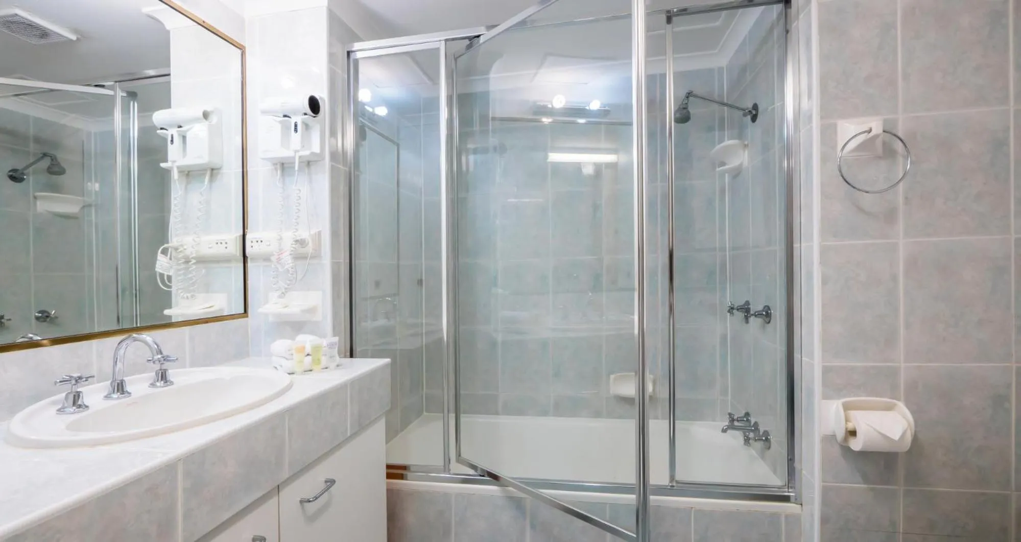 Bathroom in Aristocrat Apartments