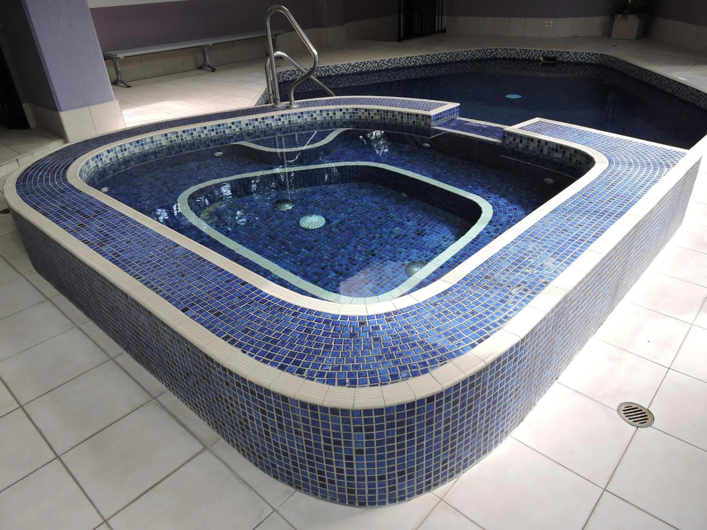 Hot Tub in Aristocrat Apartments