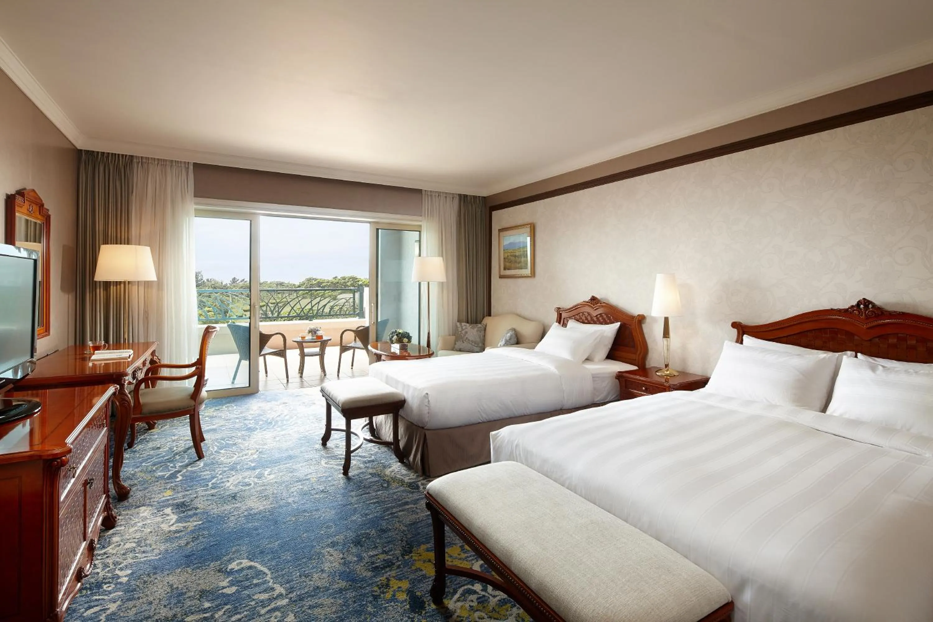 Photo of the whole room, Bed in Lotte Hotel Jeju