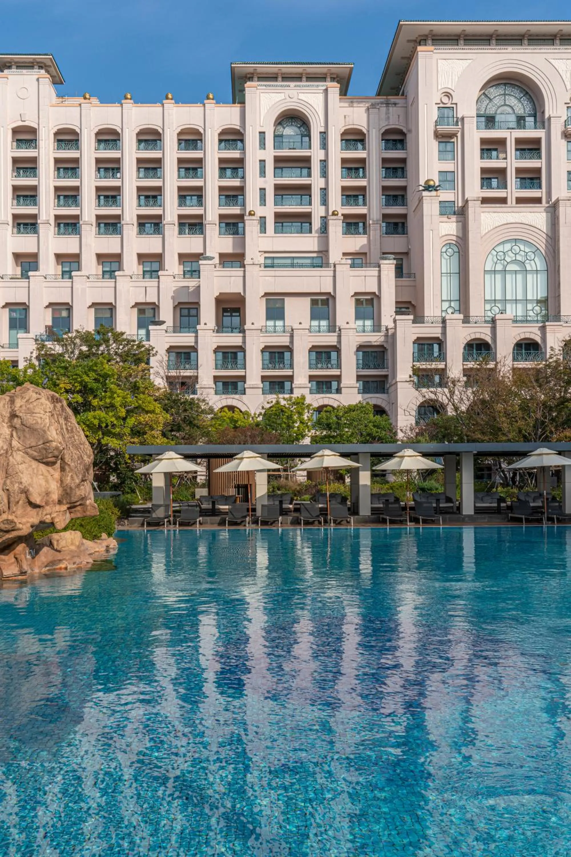 Swimming pool in Lotte Hotel Jeju