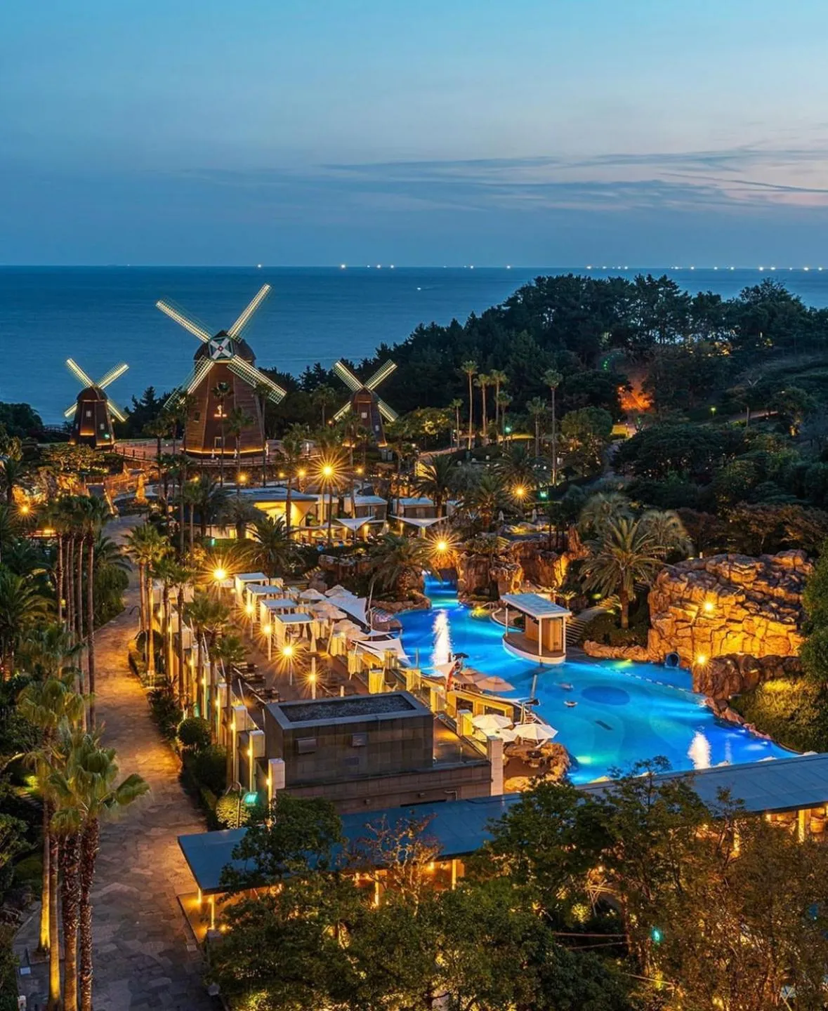 Swimming pool in Lotte Hotel Jeju