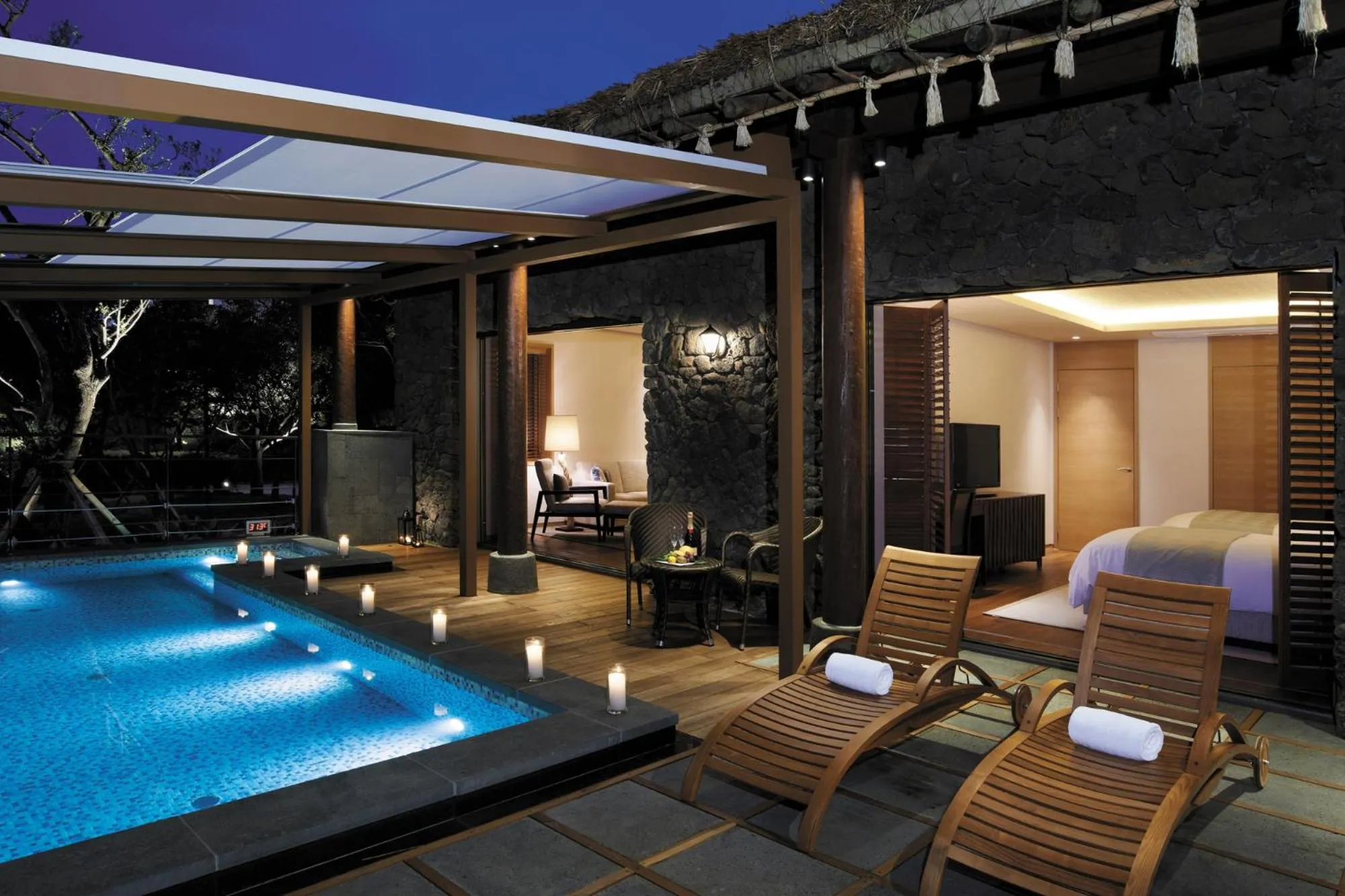 Swimming pool in Lotte Hotel Jeju